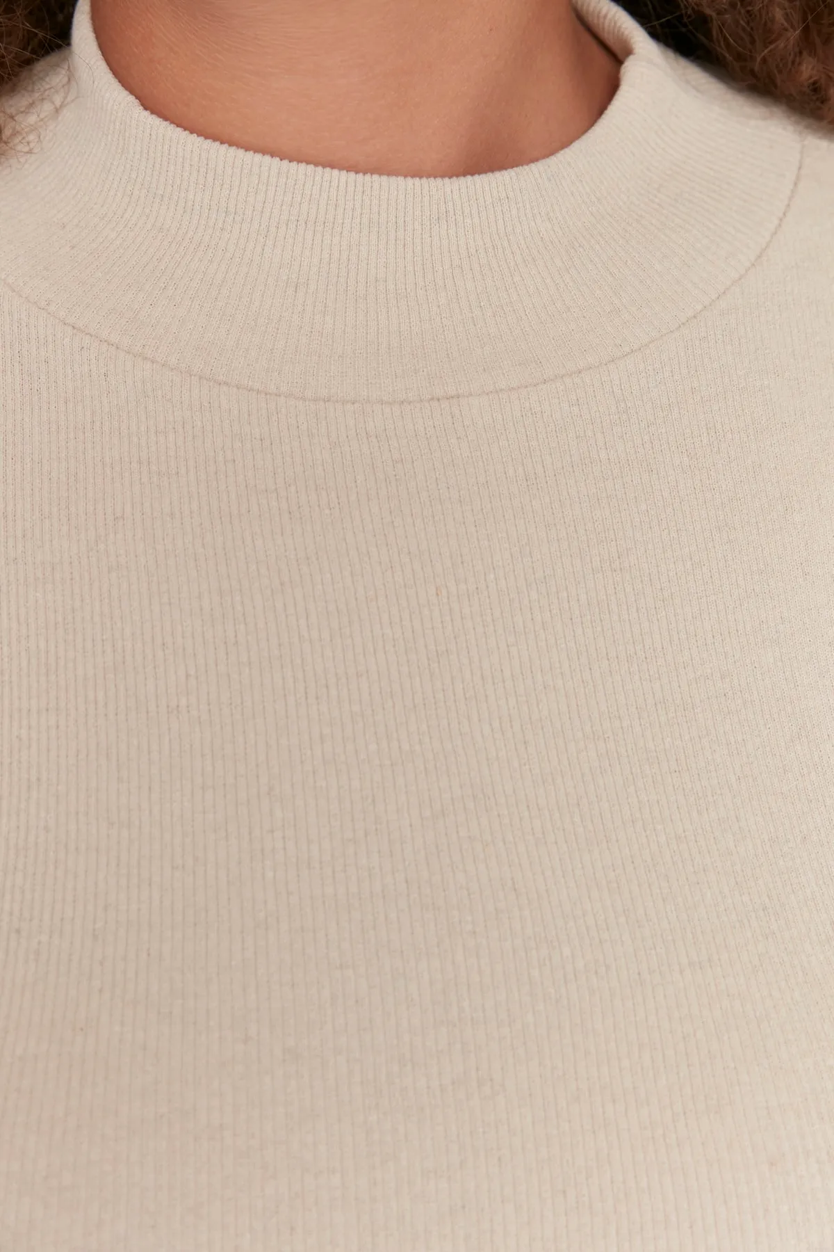 Trendyol Curve  Beigefarbene, figurbetonte, gerippte Strickbluse mit Stehkragen TBBAW23AF00003