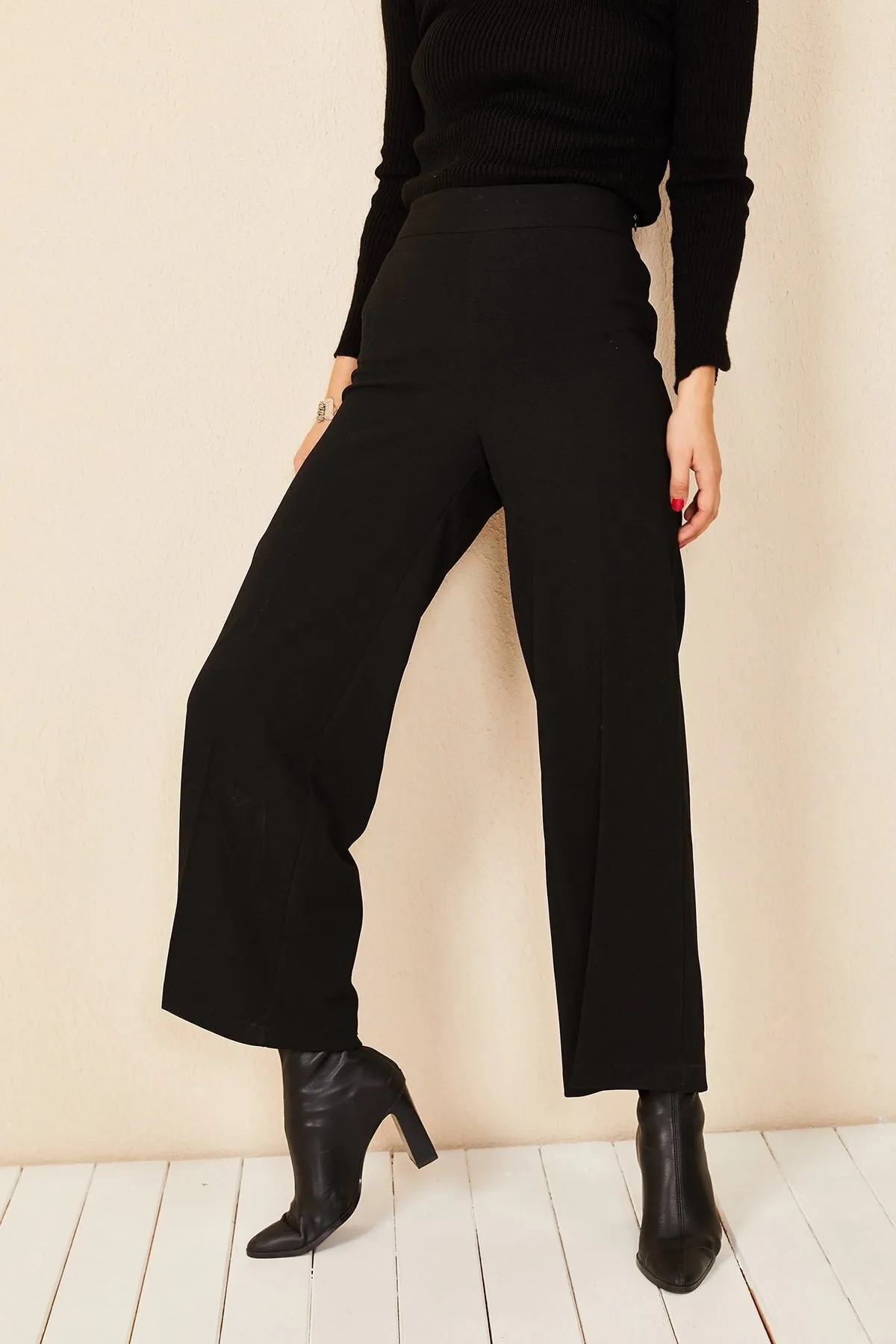 HAKKE  Schwarze Stoffhose mit weitem Bein und hoher Taille