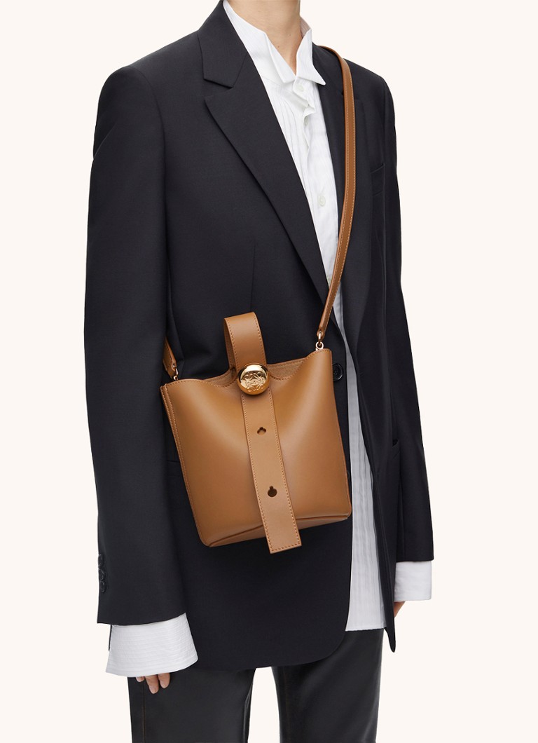 LOEWE Pebble Bucket μίνι τσάντα ώμου από δέρμα μοσχαριού