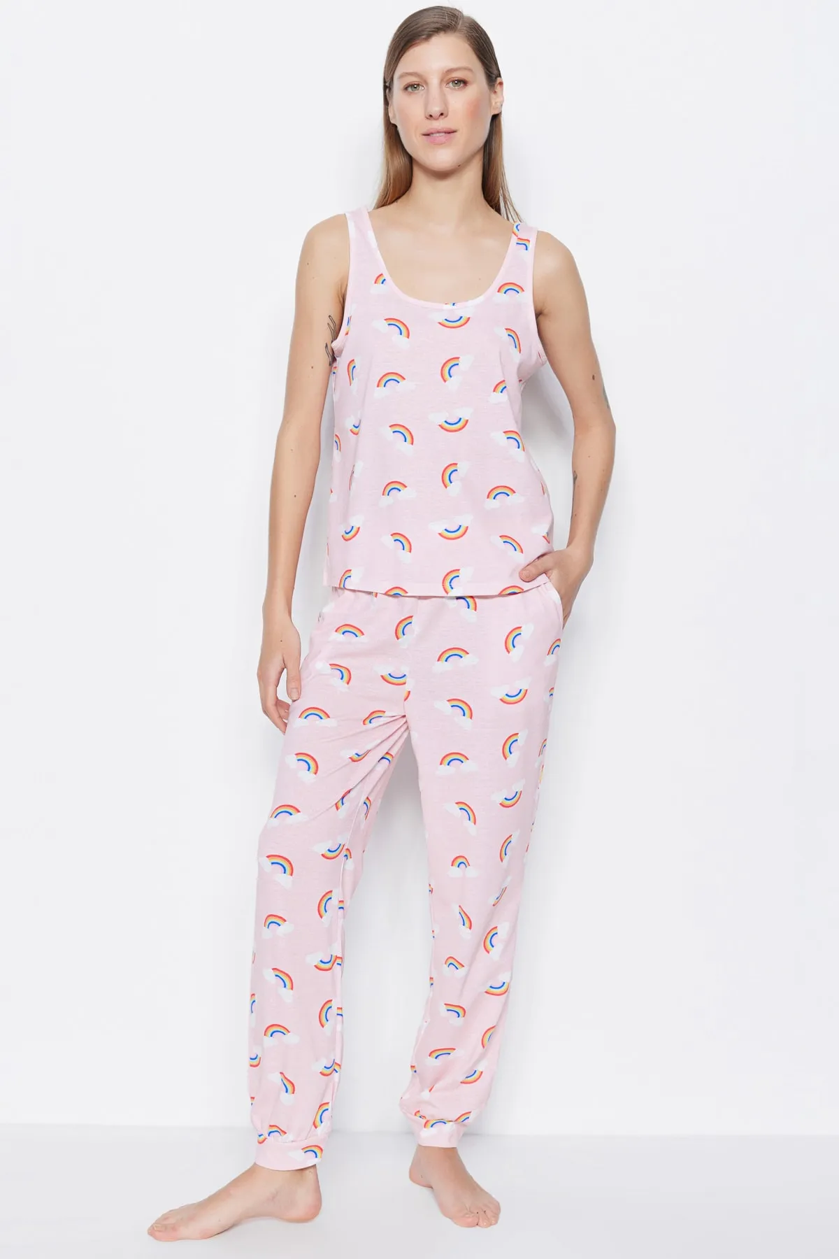 Trendyol Collection  Hellrosa gestricktes Pyjama-Set mit Unterhemd und Hose mit Regenbogenmuster THMSS23PT00092
