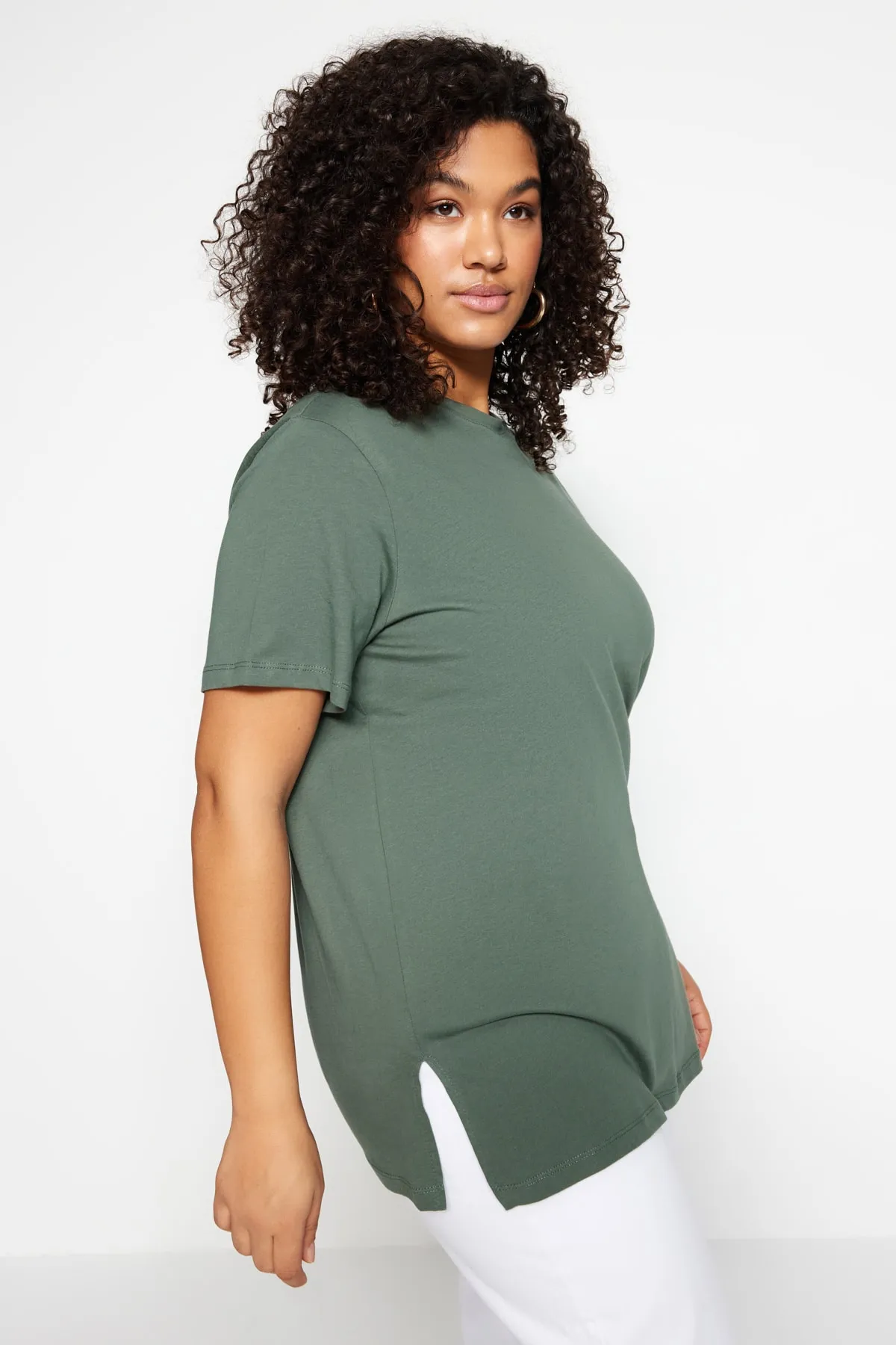 Trendyol Curve  Dunkles Mintgrünes Boyfriend-Strick-T-Shirt mit Rundhalsausschnitt und Schlitz TBBSS22BF0031