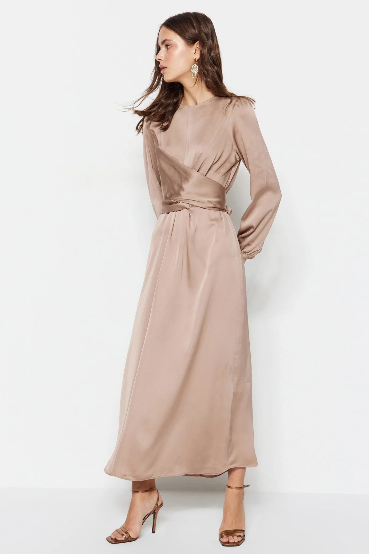 Trendyol Modest  Abendkleid aus Satin mit steinfarbenem Kreuz und Bindedetail TCTAW22EB0105