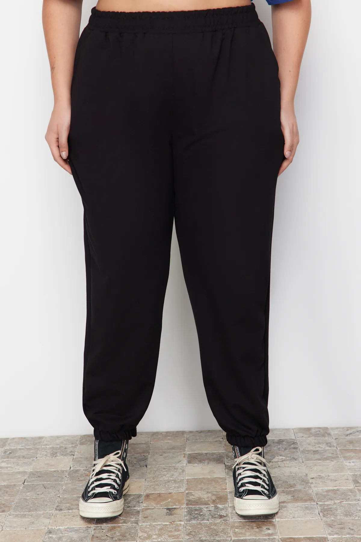 Trendyol Curve  Schwarze Loose Jogger-Strick-Jogginghose mit dünnen elastischen Beinen TBBAW23AJ00002