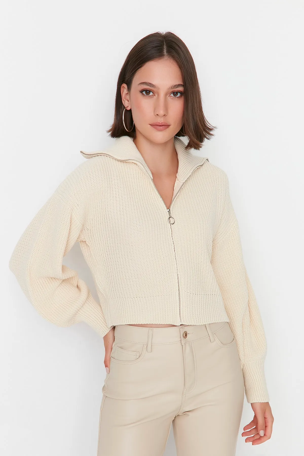 Trendyol Collection  Ecrufarbene, kurze Strickjacke mit Reißverschlussdetail TWOAW23HI00373