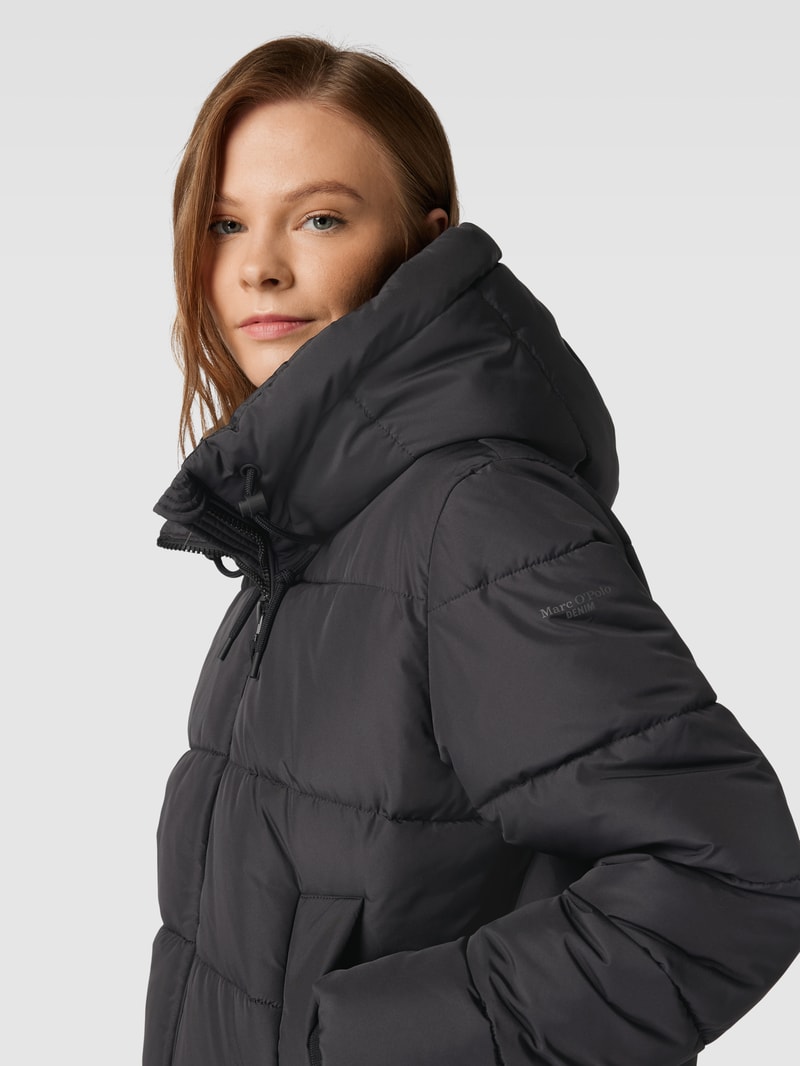 Steppjacke mit Kapuze in schwarz