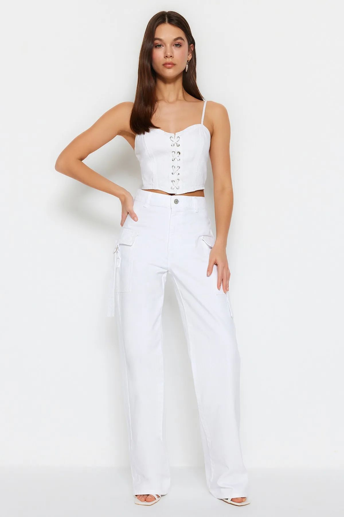 Trendyol Collection  Weiße Jeans mit hoher Taille und weitem Bein TWOSS23JE00262