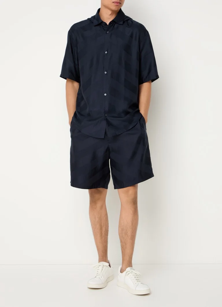 Pantaloni scurți din lyocell de la Emporio Armani, cu croială dreaptă și buzunare laterale.