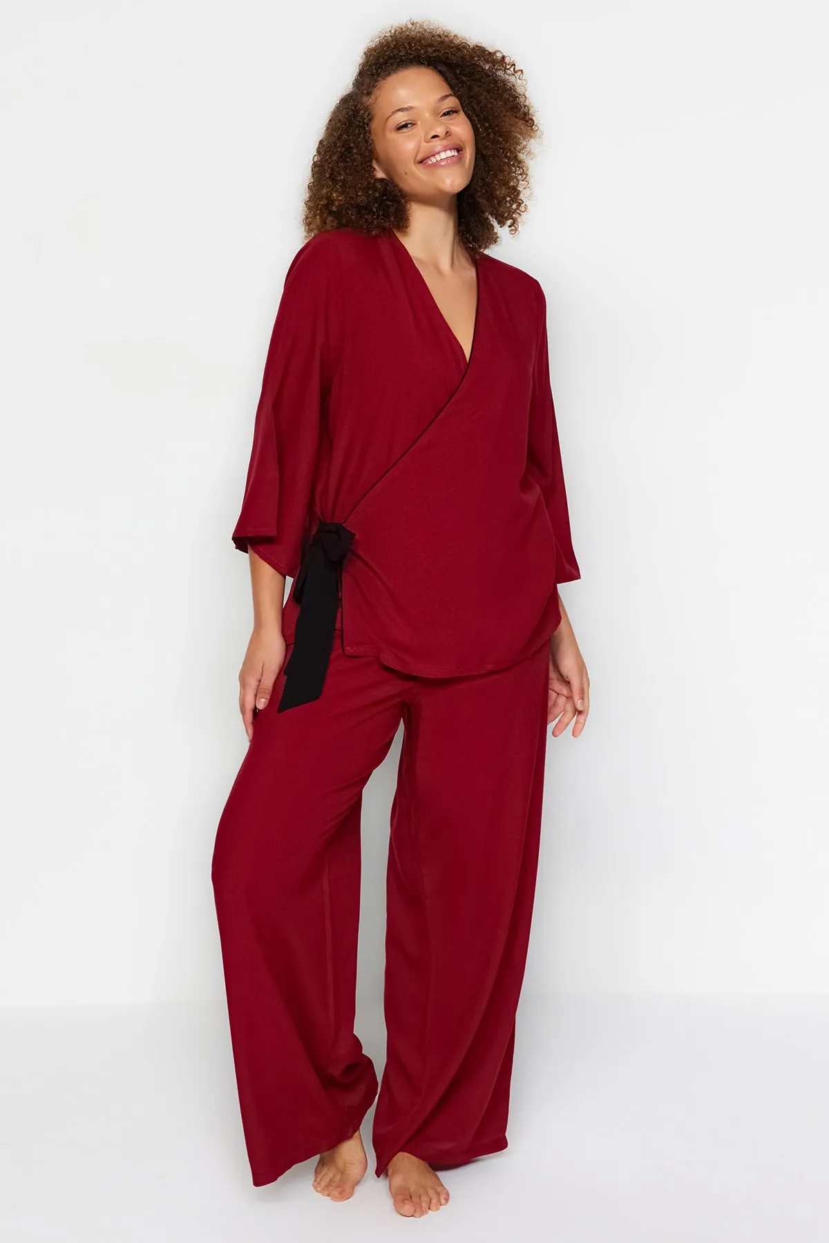 Trendyol Curve  Burgunderfarbenes, zweireihiges, gewebtes Pyjama-Set mit Kragen und Kragen TBBAW23AI00032