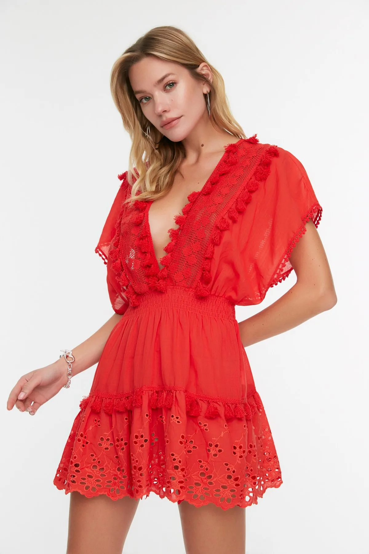Trendyol Collection  Rotes Mini-Strandkleid aus 100 % Baumwolle mit gewebter Stickerei und detailliertem Detail TBESS21EL1248