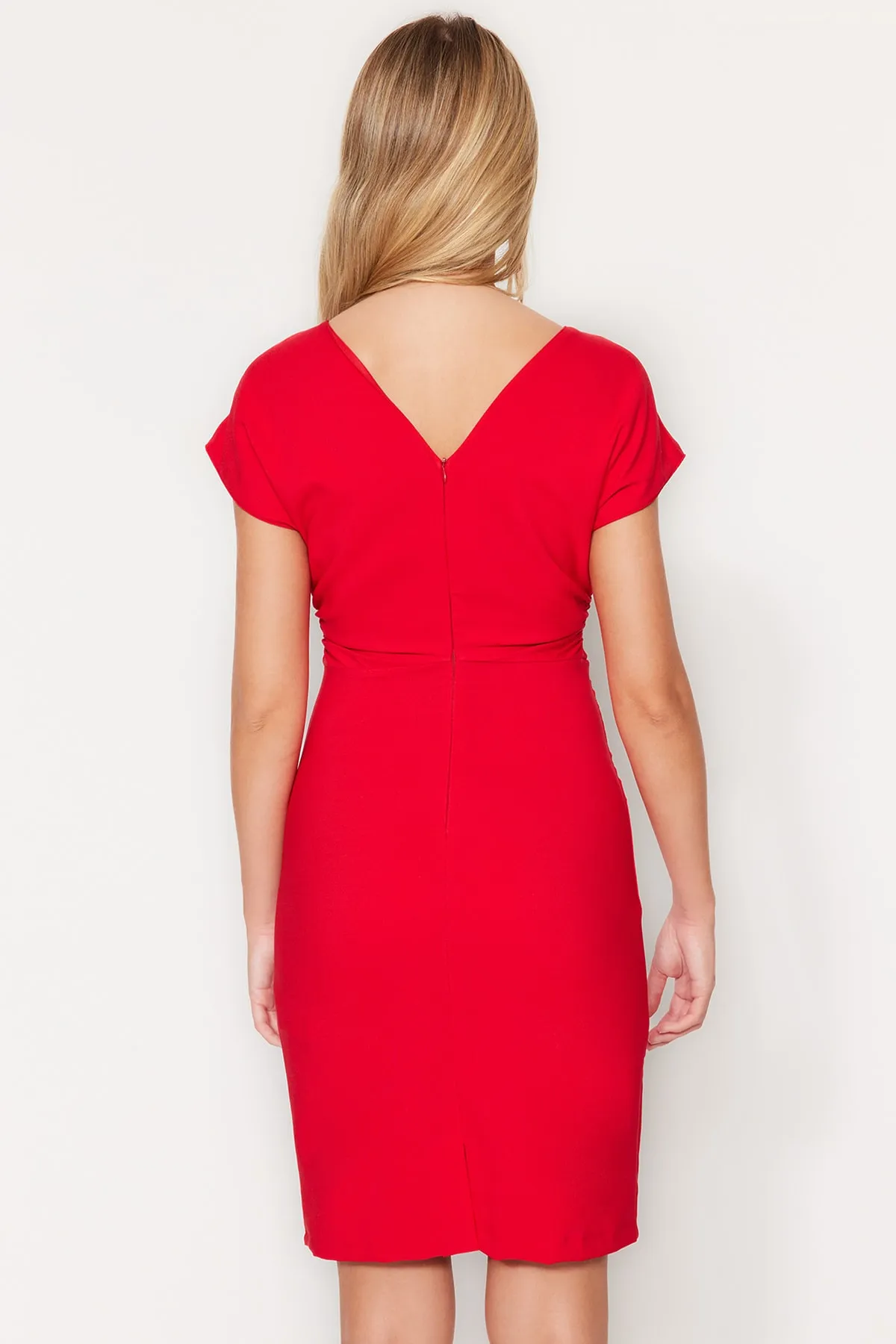 Trendyol Collection  Detailliert geschnittenes/tailliertes Mini-Webkleid mit rotem Rücken TWOSS23EL01672
