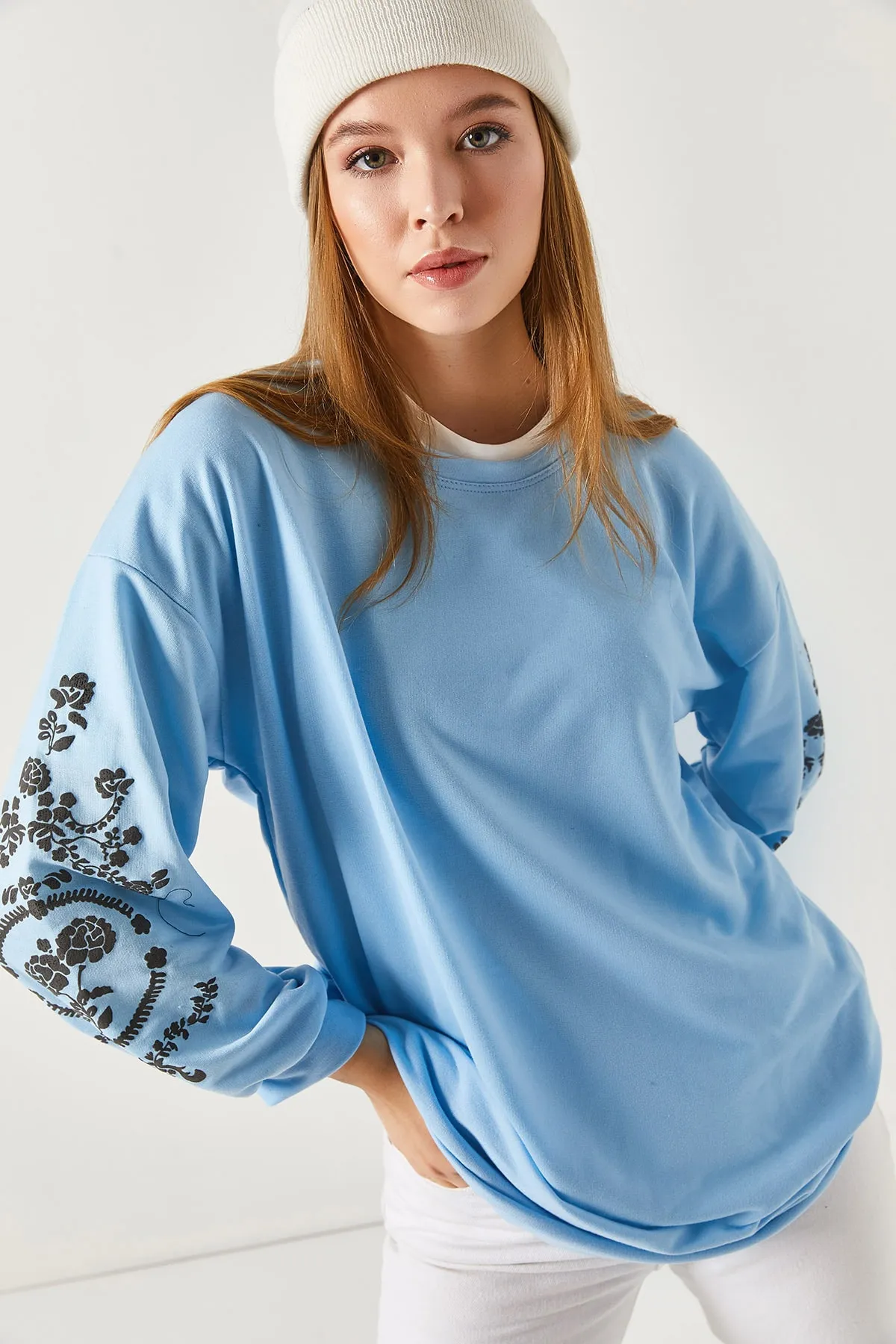 armonika  Indigofarbenes Damen-Sweatshirt mit Rundhalsausschnitt und geprägten Ärmeln ARM-21K024033