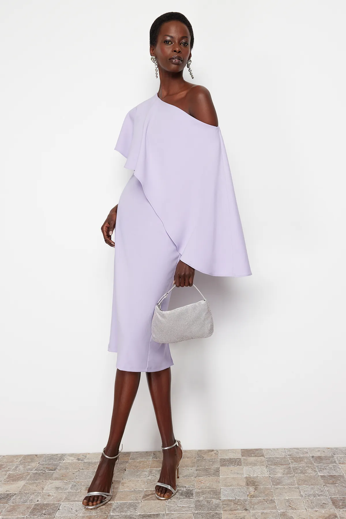 Trendyol Collection  Lilafarbenes, stilvolles Abendkleid mit einem Ärmel