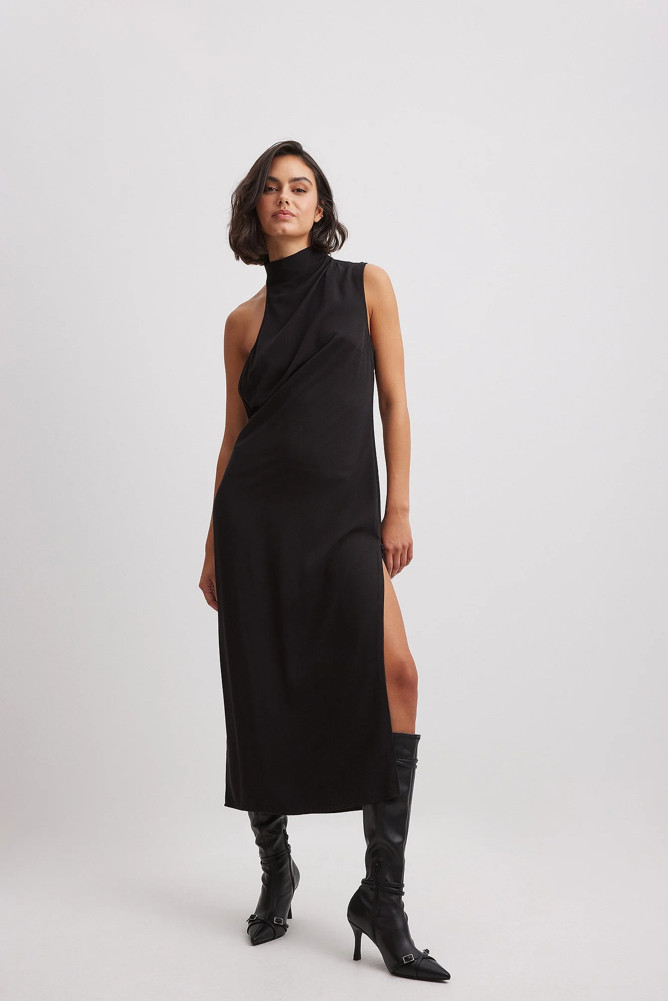 Kleid mit offenem Rücken und Rollkragen