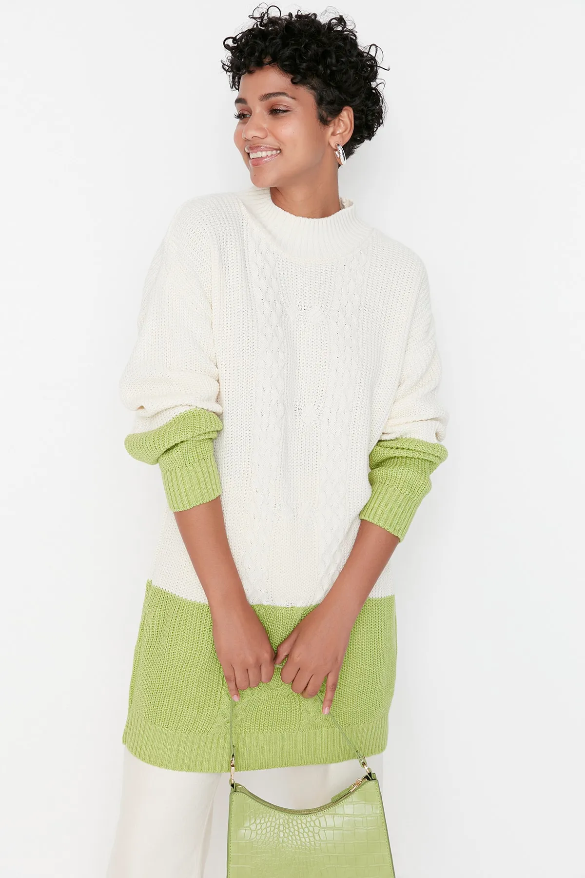 Trendyol Modest  Ecrufarbener Strickpullover mit Farbblockierung und Rundhalsausschnitt an Taille und Ärmeln TCTAW23KZ00067
