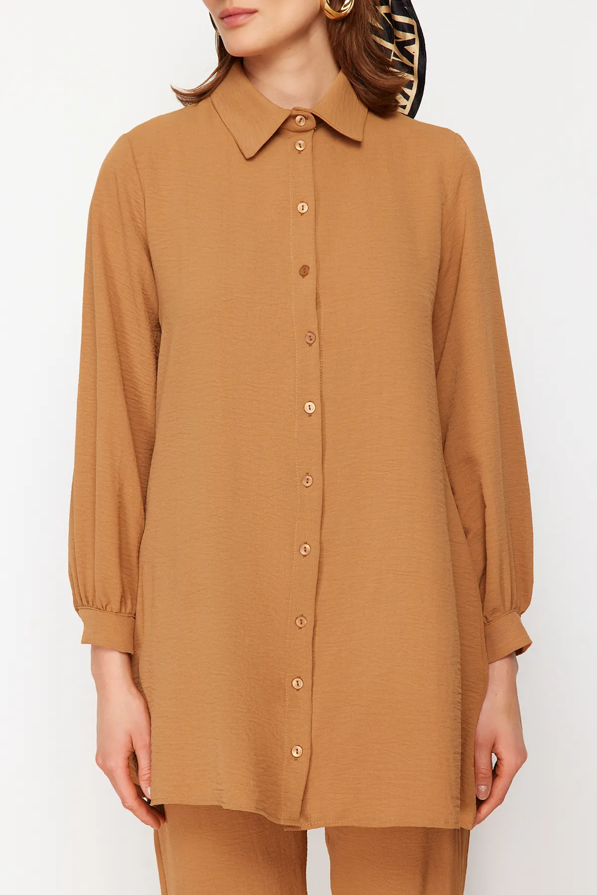 Trendyol Modest  Dunkelbeiges gewebtes Hemd-Hosen-Set mit Ärmeldetails TCTSS21AU0241