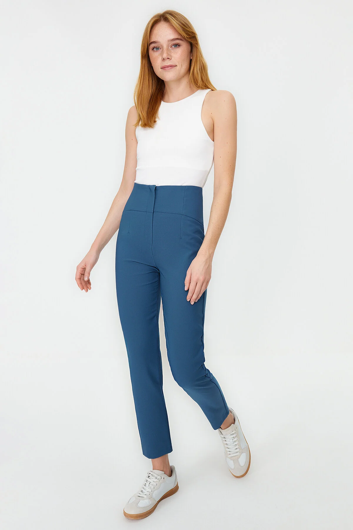 Trendyol Collection  Indigo-Zigaretten-Webhose mit schmalem Bein und Taillennaht-Detail TWOSS20PL0388
