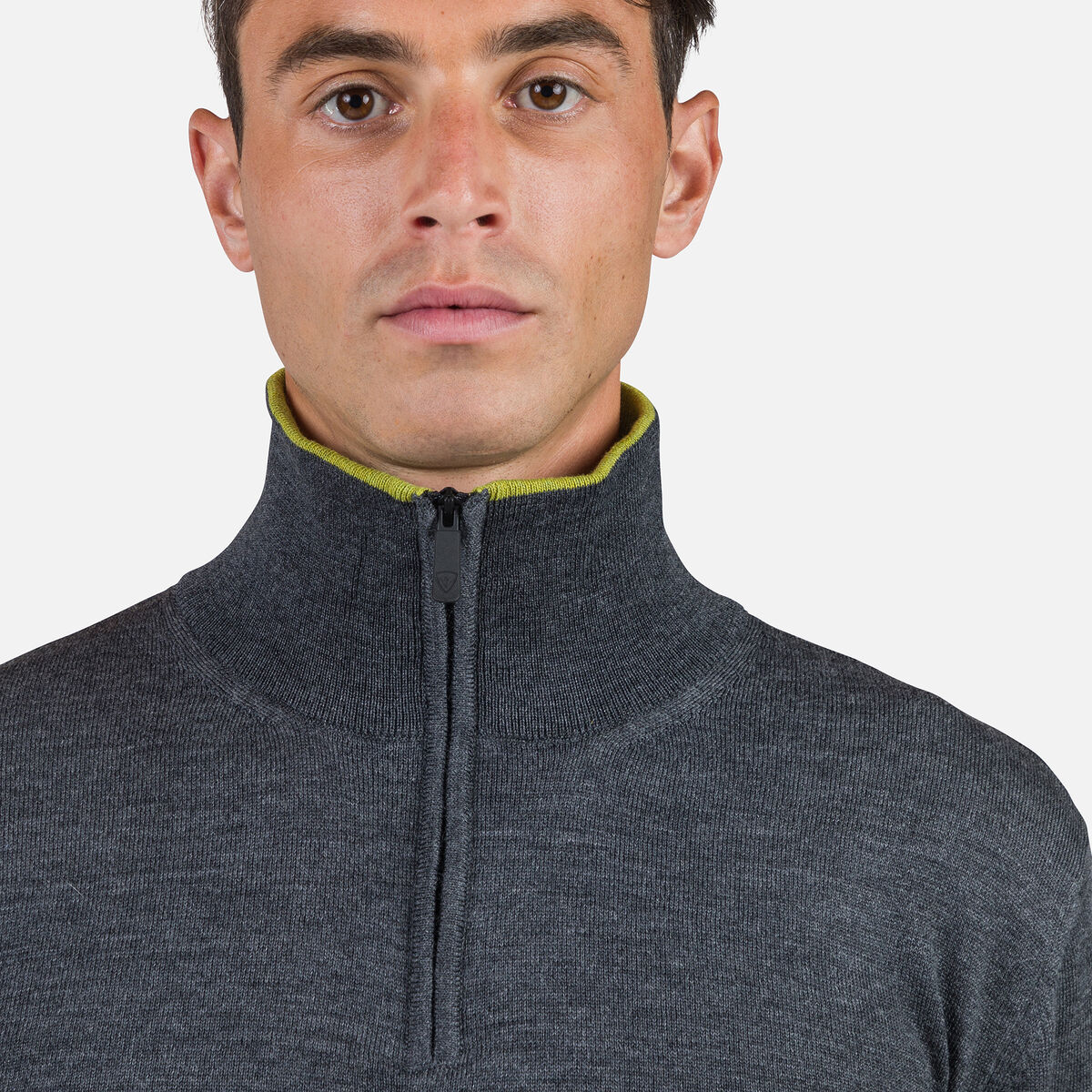 Gestreifter Herrenstrickpullover mit halblangem Reißverschluss
