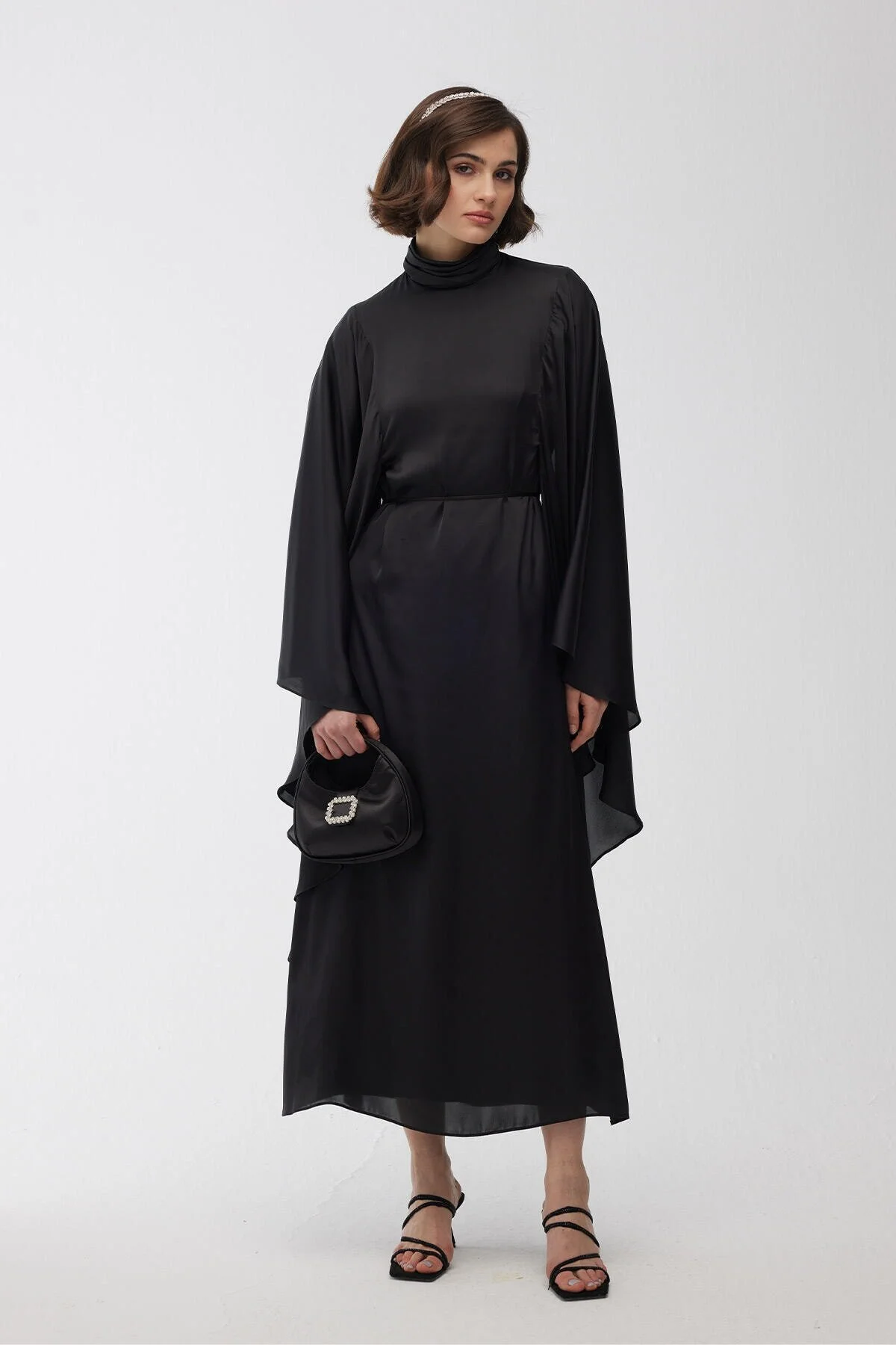 Manuka  Satin-Cape-Abendkleid Schwarz