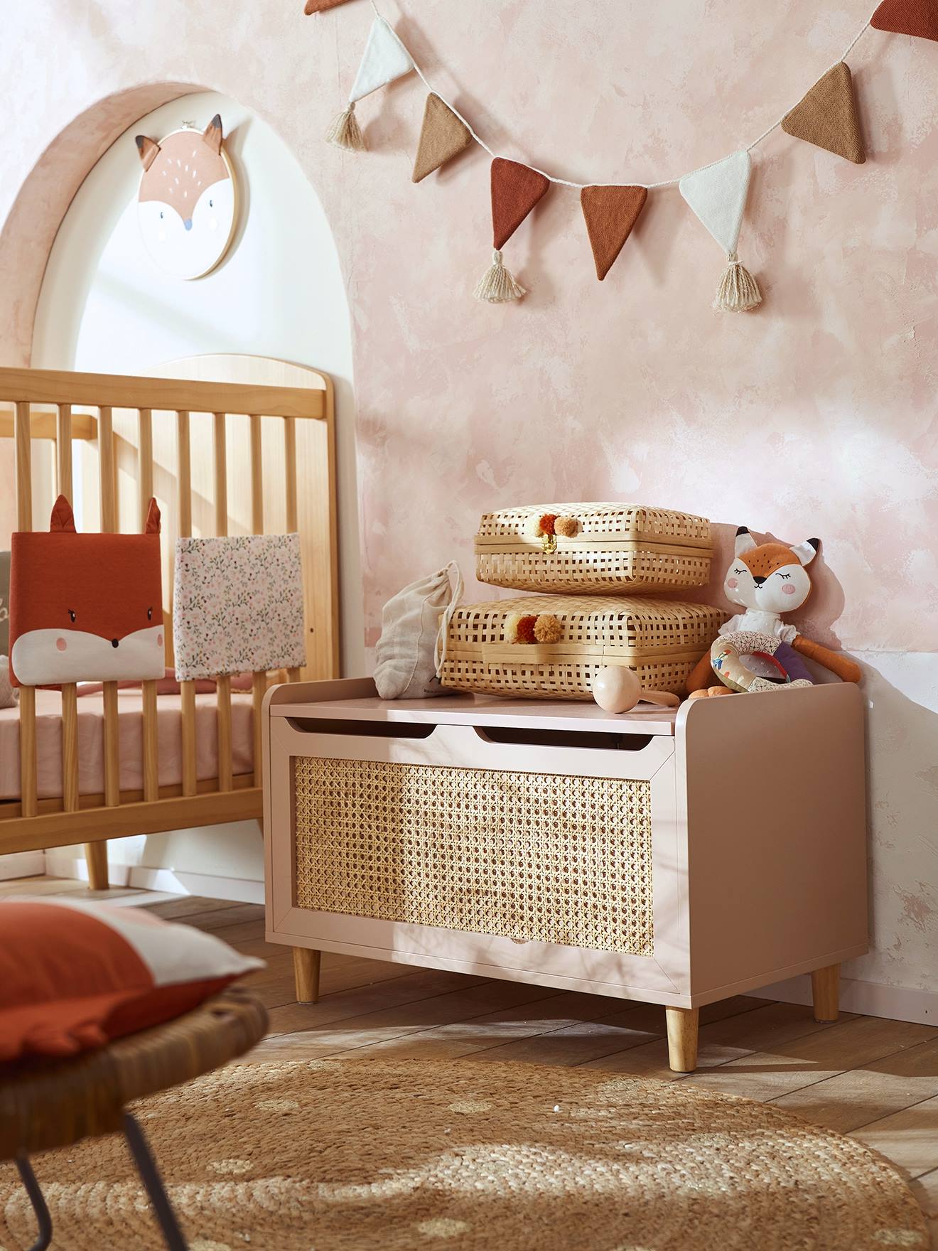 Vertbaudet Kinderzimmer Spielzeugtruhe mit Rattan POESIE - rosa/natur