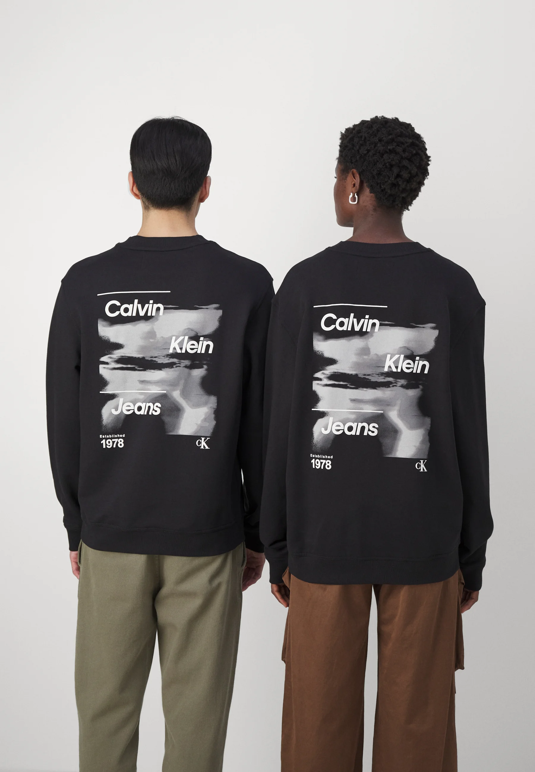 Sudadera unisex de cuello redondo con logotipo difuso de Calvin Klein Jeans