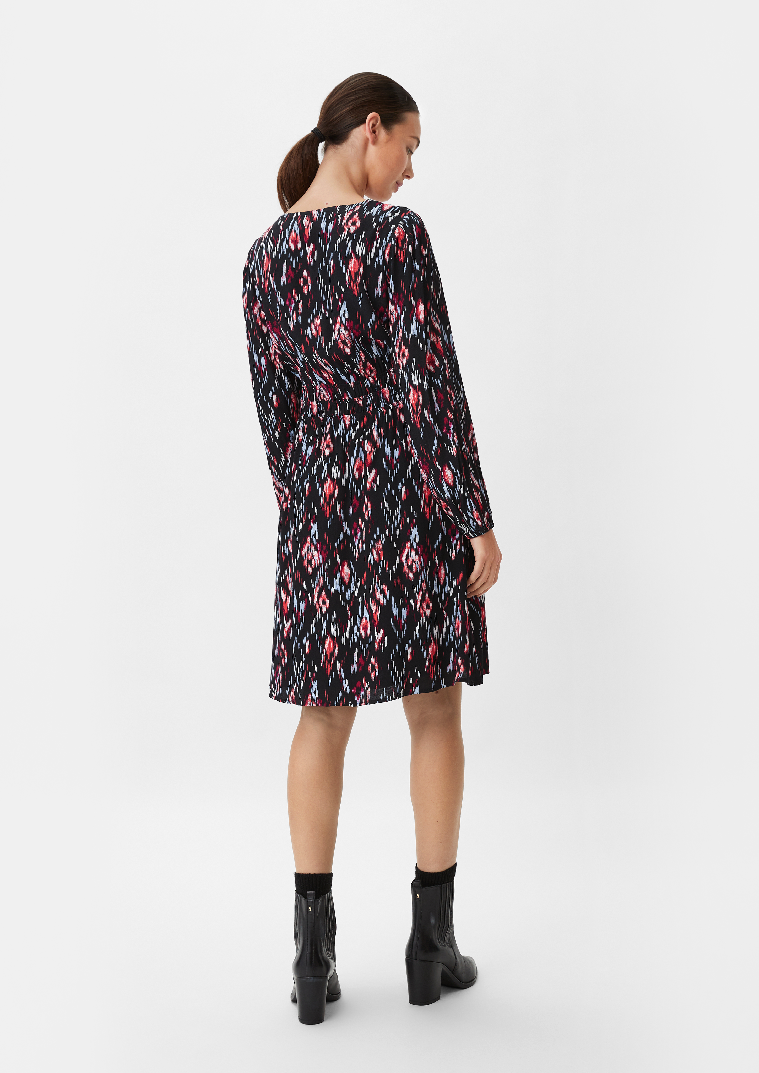 Tailliertes Kleid aus Crêpe - schwarz