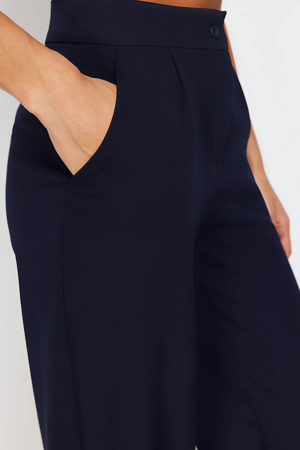 Trendyol Collection  Marineblaue Hose mit weitem Bein TWOAW22PL0139