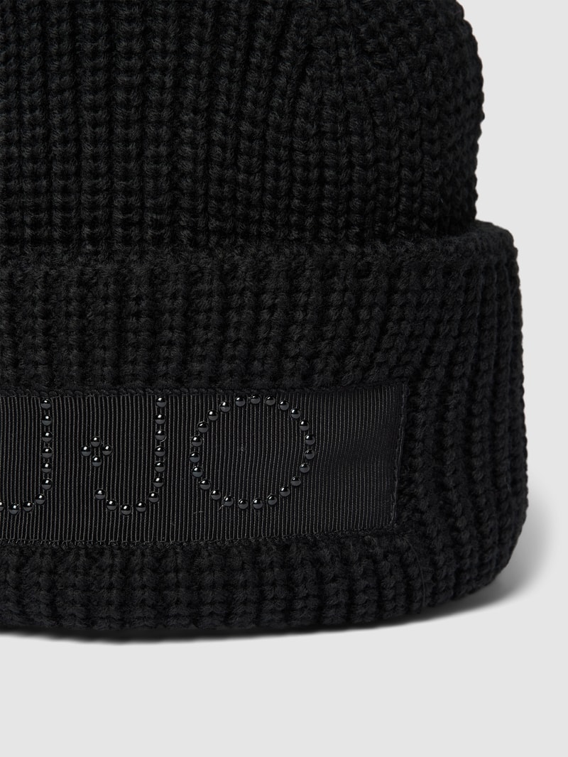 Beanie mit Label-Applikation in schwarz