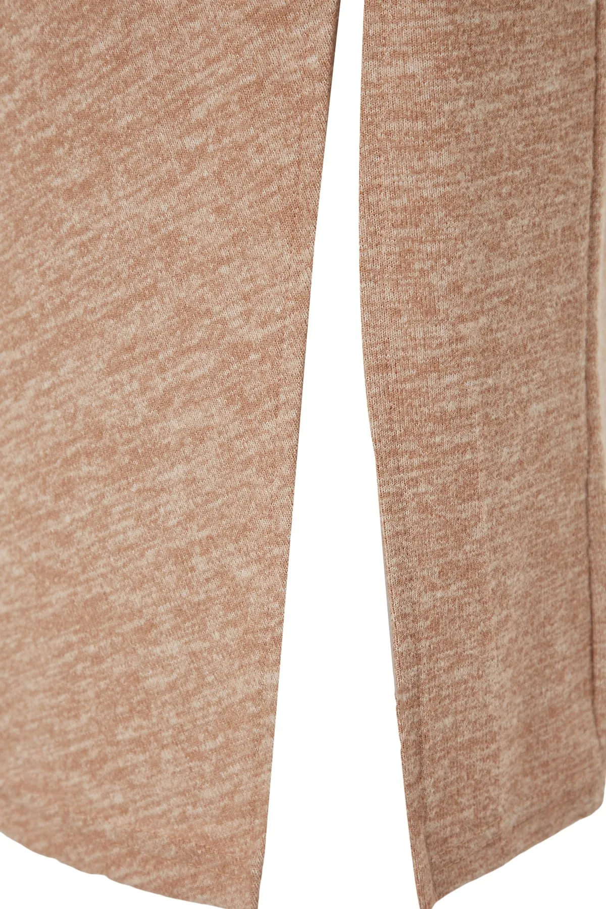 Trendyol Collection  Beigefarbenes, weiches Midi-Strickkleid mit Rundhalsausschnitt, Schlitz und Raffungsdetail TWOAW24EL00246
