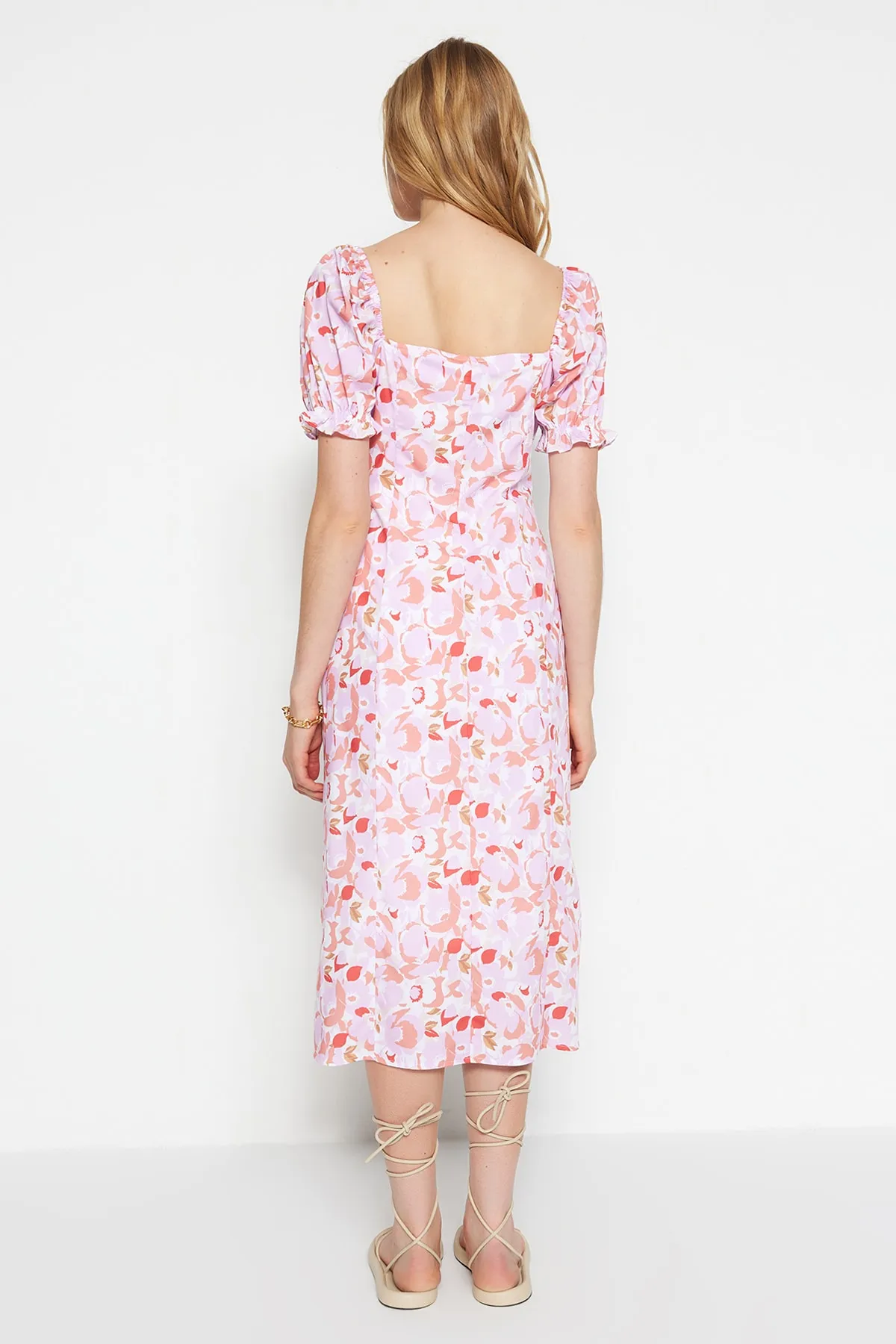 Trendyol Collection  Fliederfarbenes, gewebtes Midi-Hemdkleid mit Ballonärmeln und Blumenmuster TWOSS22EL1125
