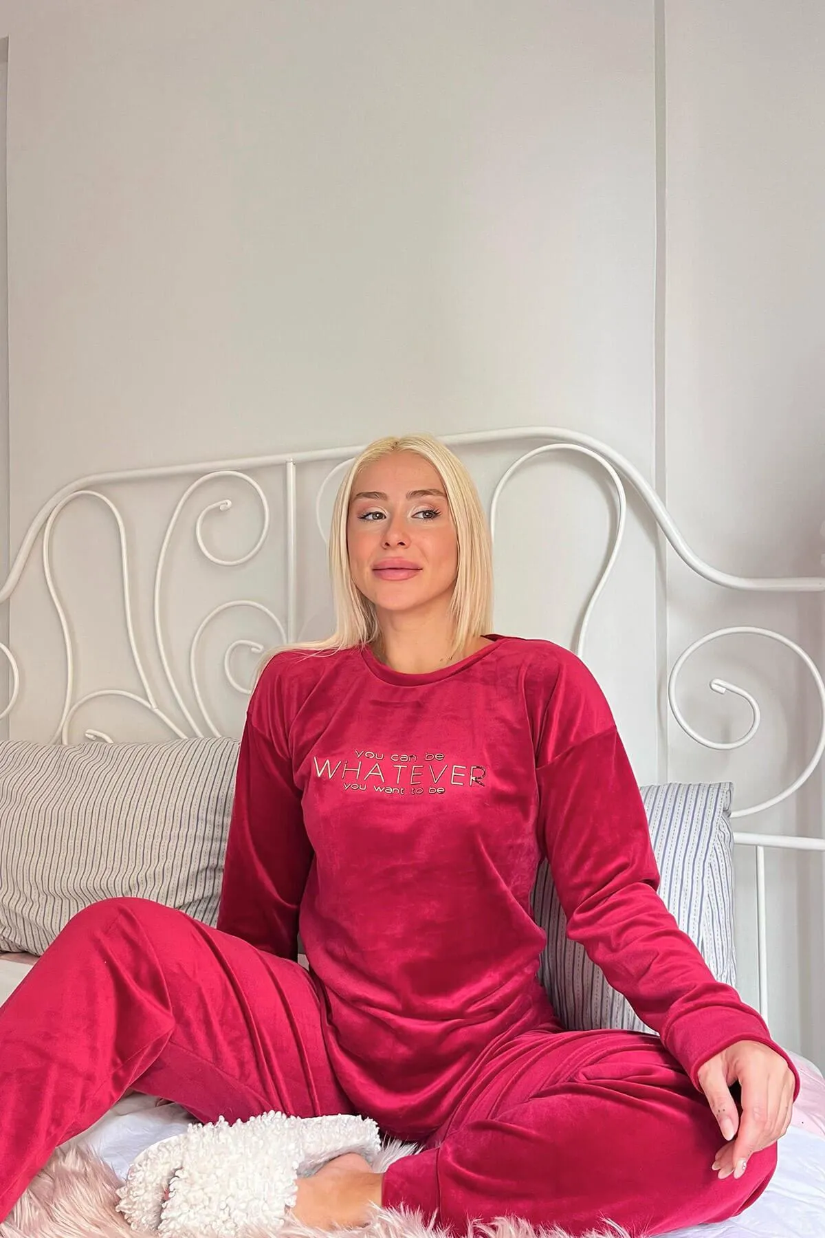 Pijamaevi  Exklusives Damen-Pyjama-Set aus Samt mit „Whatever Pattern“-Muster in Rot