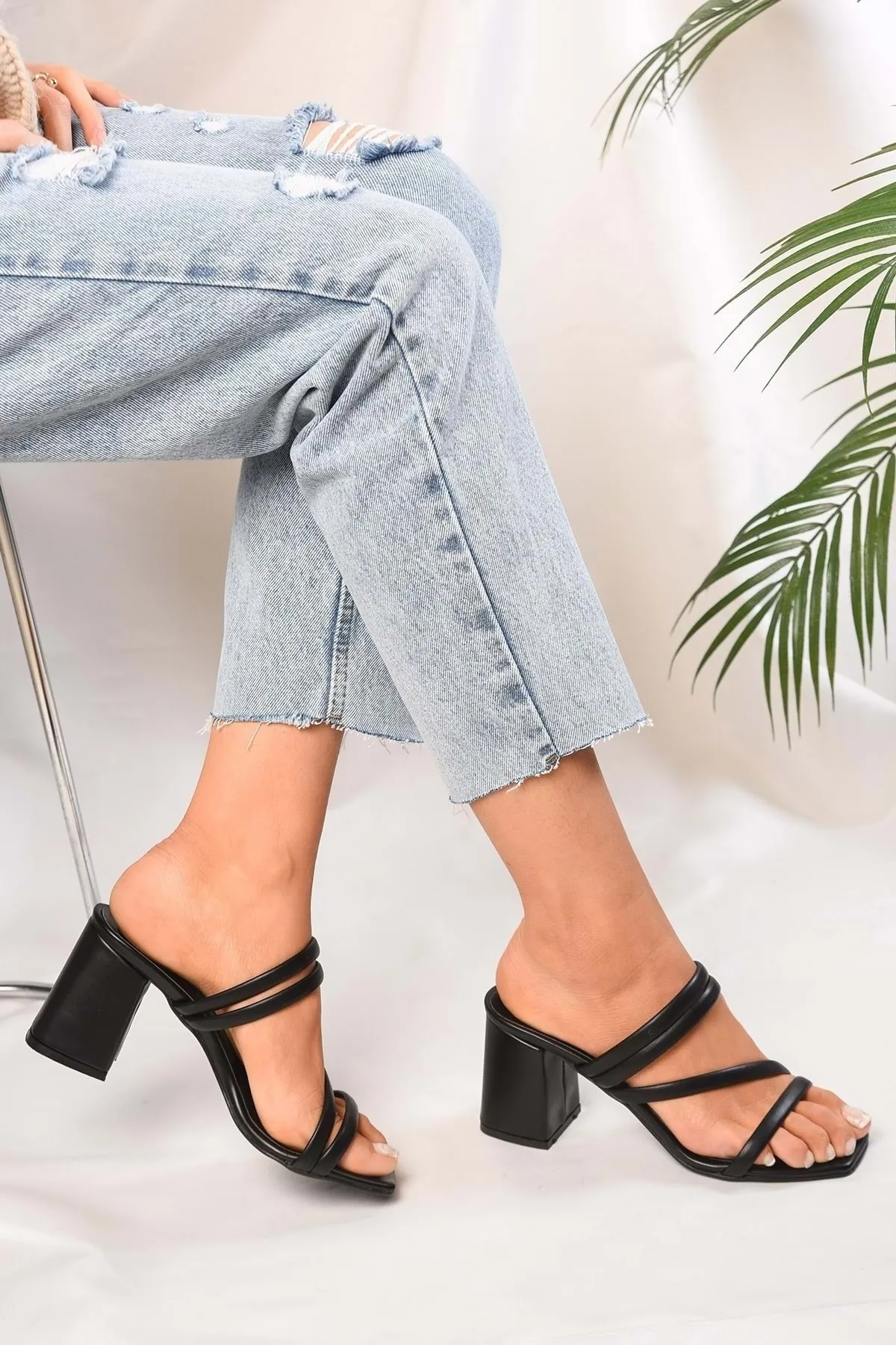 Shoeberry  Damen-Hausschuhe „Caramela Black Skin“ mit geripptem Band und Absatz