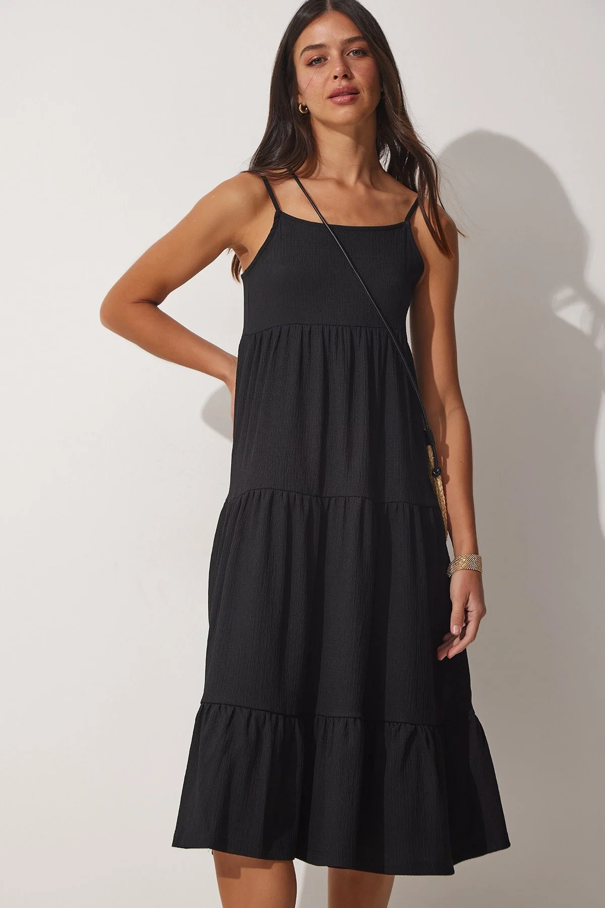 Happiness İstanbul  Schwarzes Damen-Sommerstrickkleid mit Trägervolant und Volant UB00077