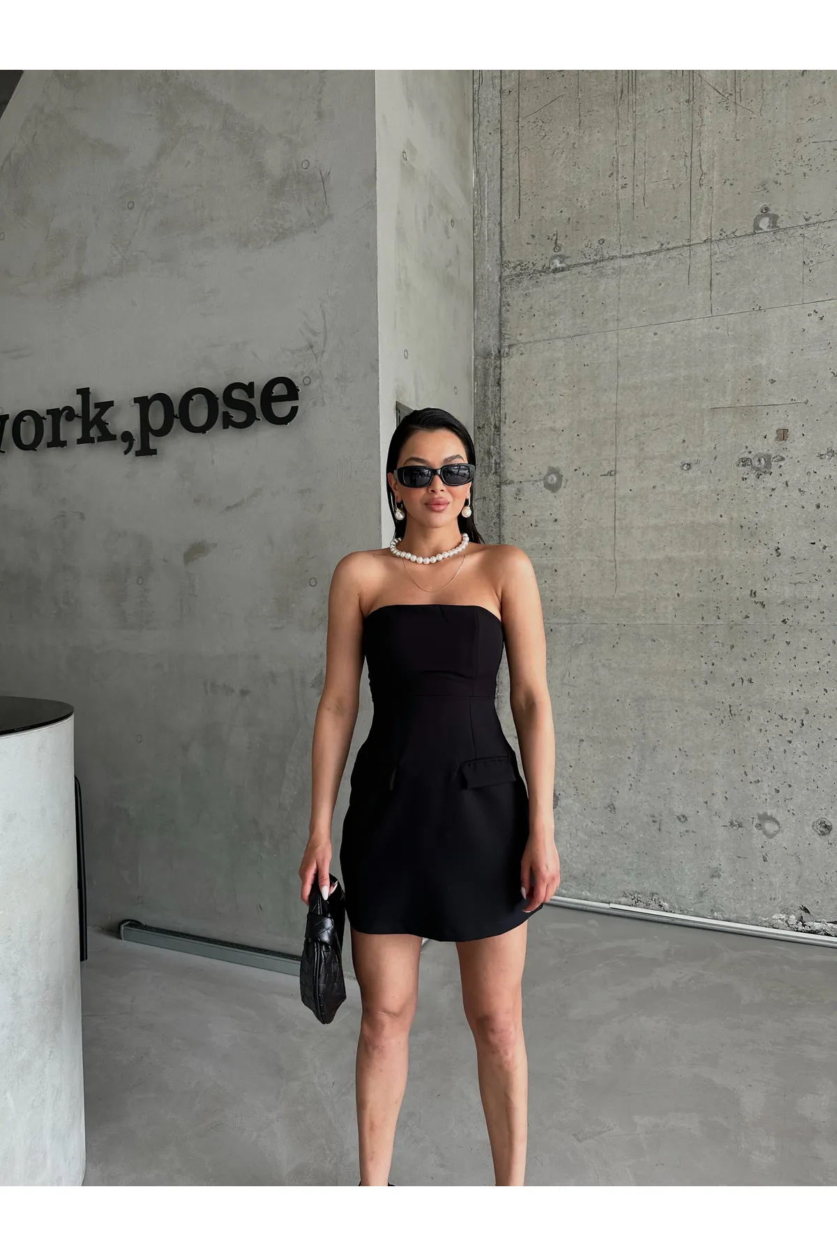 Laluvia  Schwarzes trägerloses Minikleid mit Vordertasche und detailliertem Detail