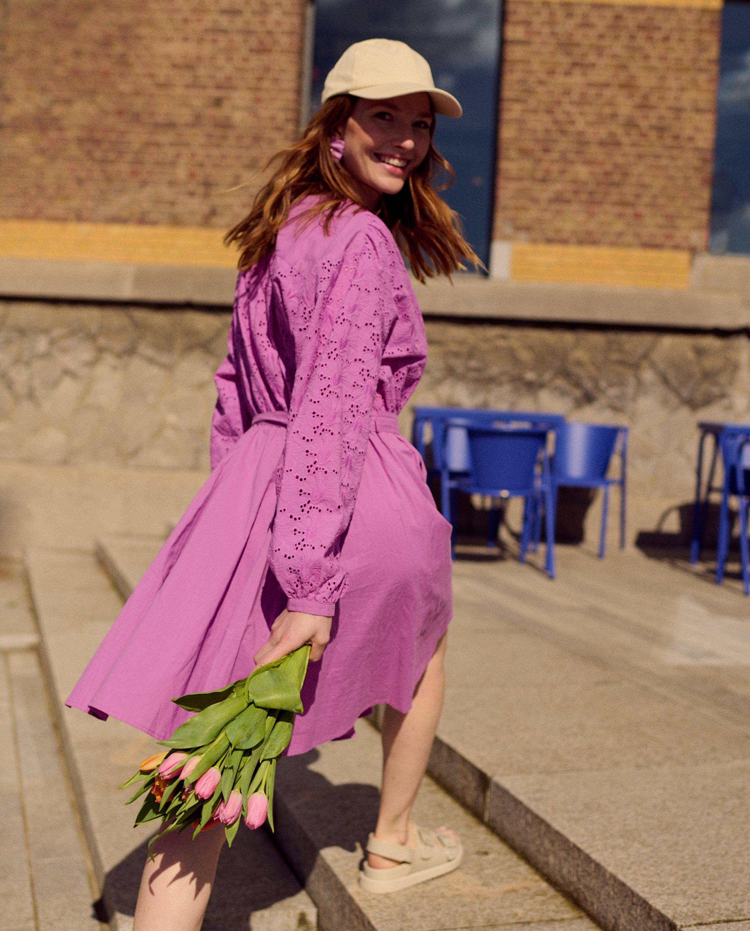 Sora Jurk met broderie anglaise paars