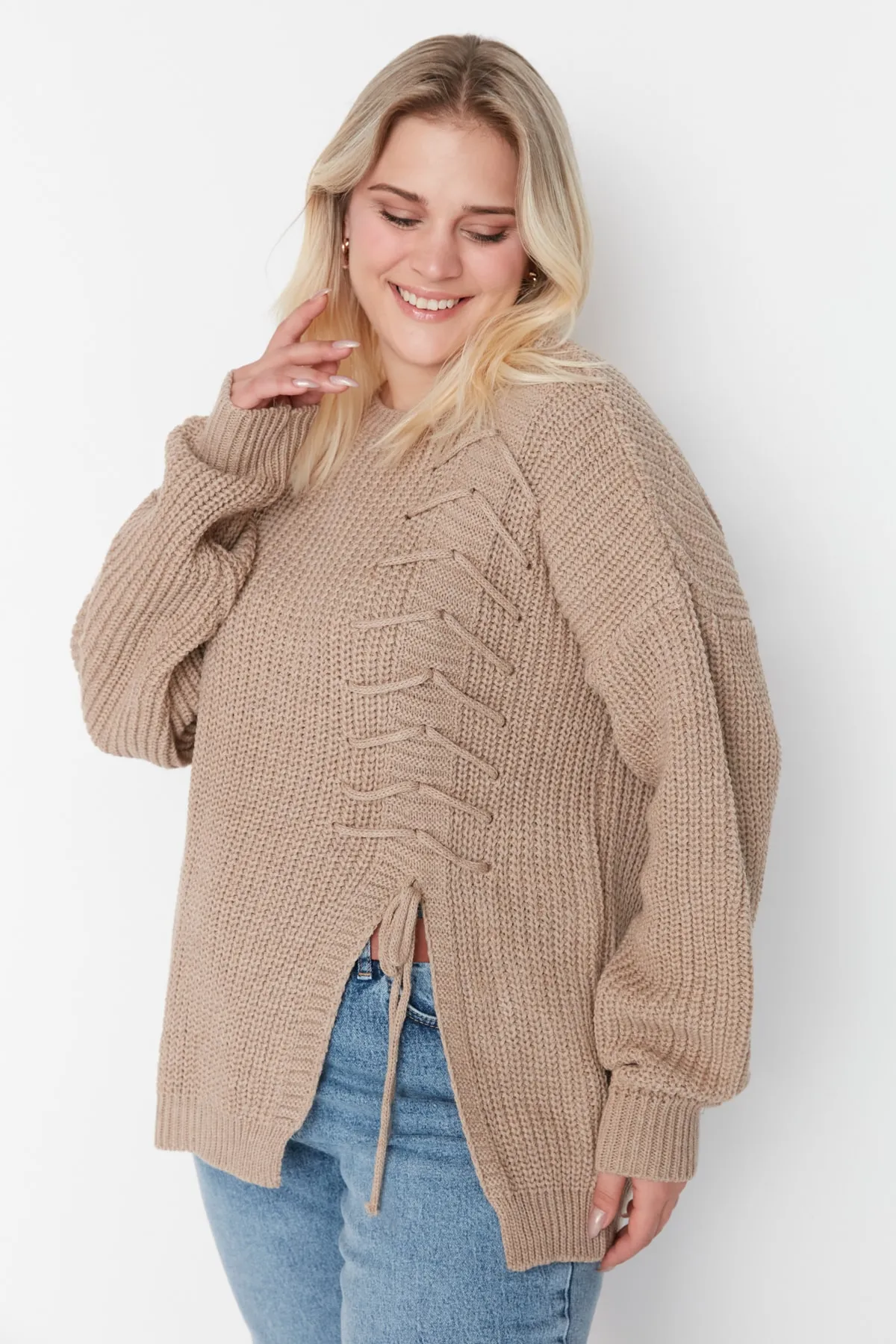 Trendyol Curve  Beigefarbener Strickpullover mit Kreuzspitze und detailliertem Detail