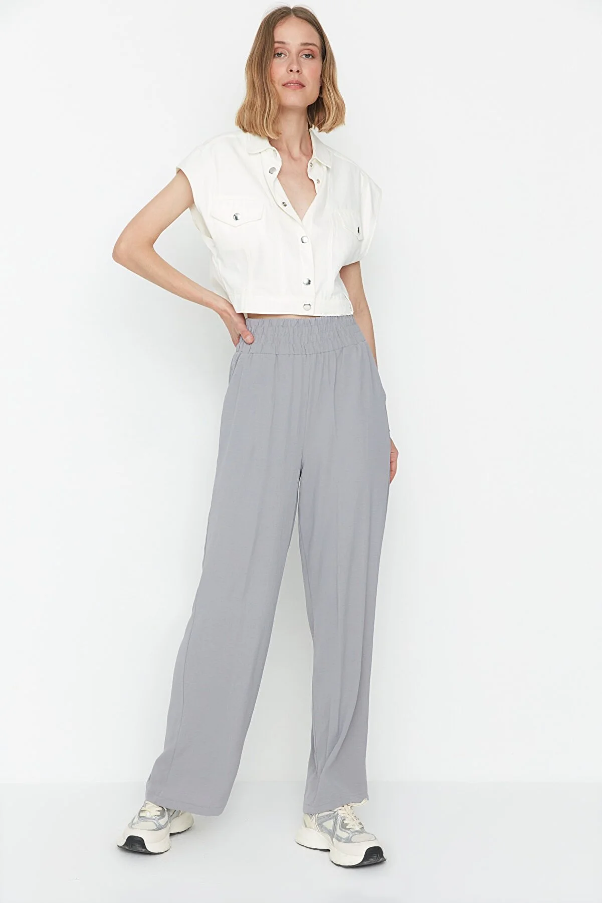 Trendyol Collection  Graue, elastische Webhose mit weitem Bein/breitem Knöchelbund TWOSS22PL00024