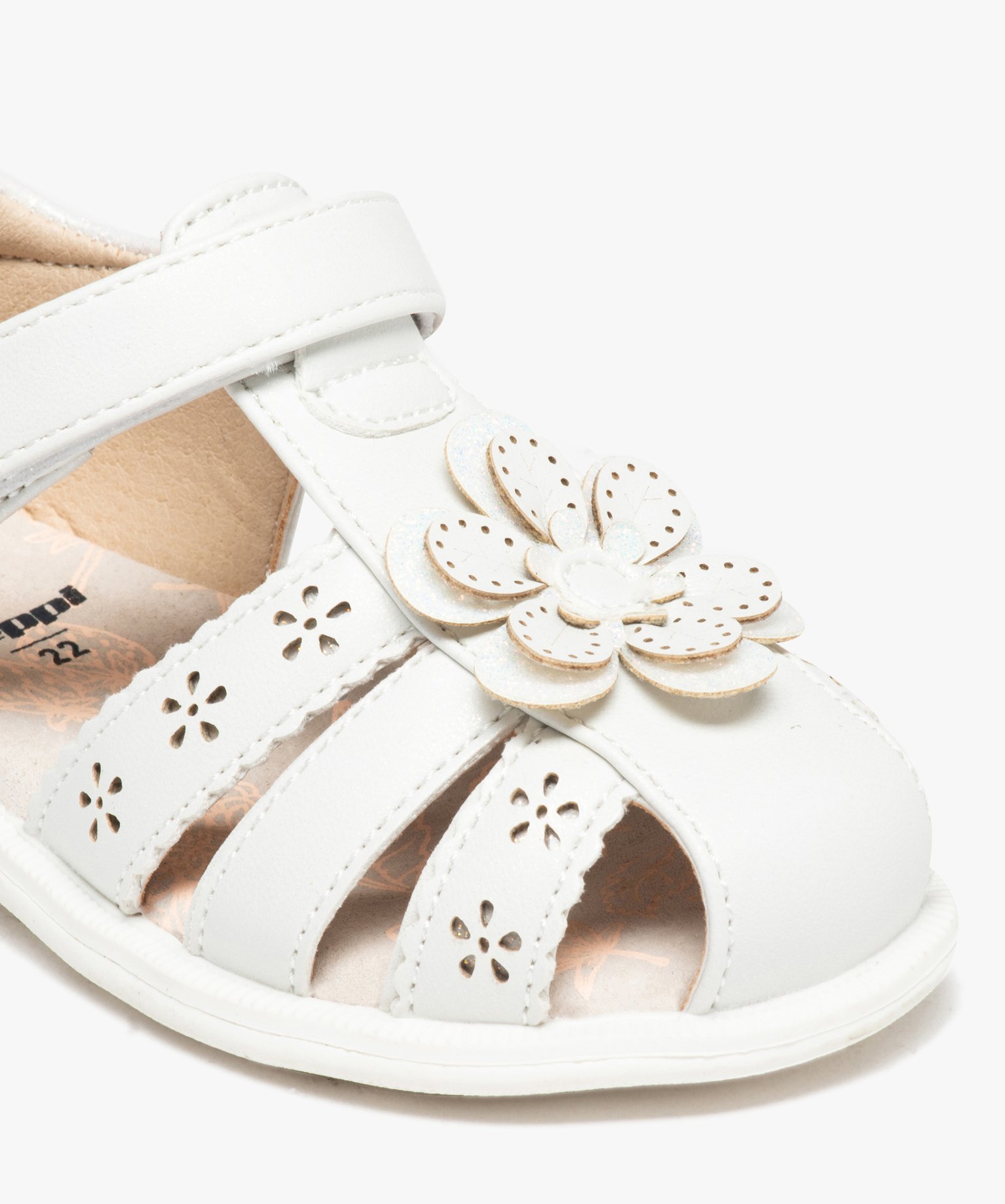 Sandales bébé fille à brides ajourées et fleur en relief blanc | GEMO