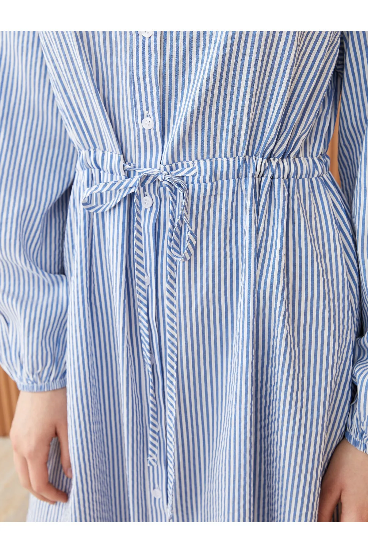 LC Waikiki  Gestreiftes Seersucker-Damenkleid mit hohem Kragen und langen Ärmeln