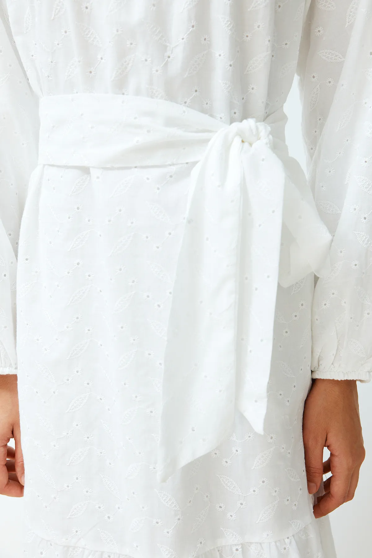 Trendyol Modest  Weißes, gewebtes Kleid mit Stehkragen, Stickerei und Spitzenfutter TCTSS24EB00053