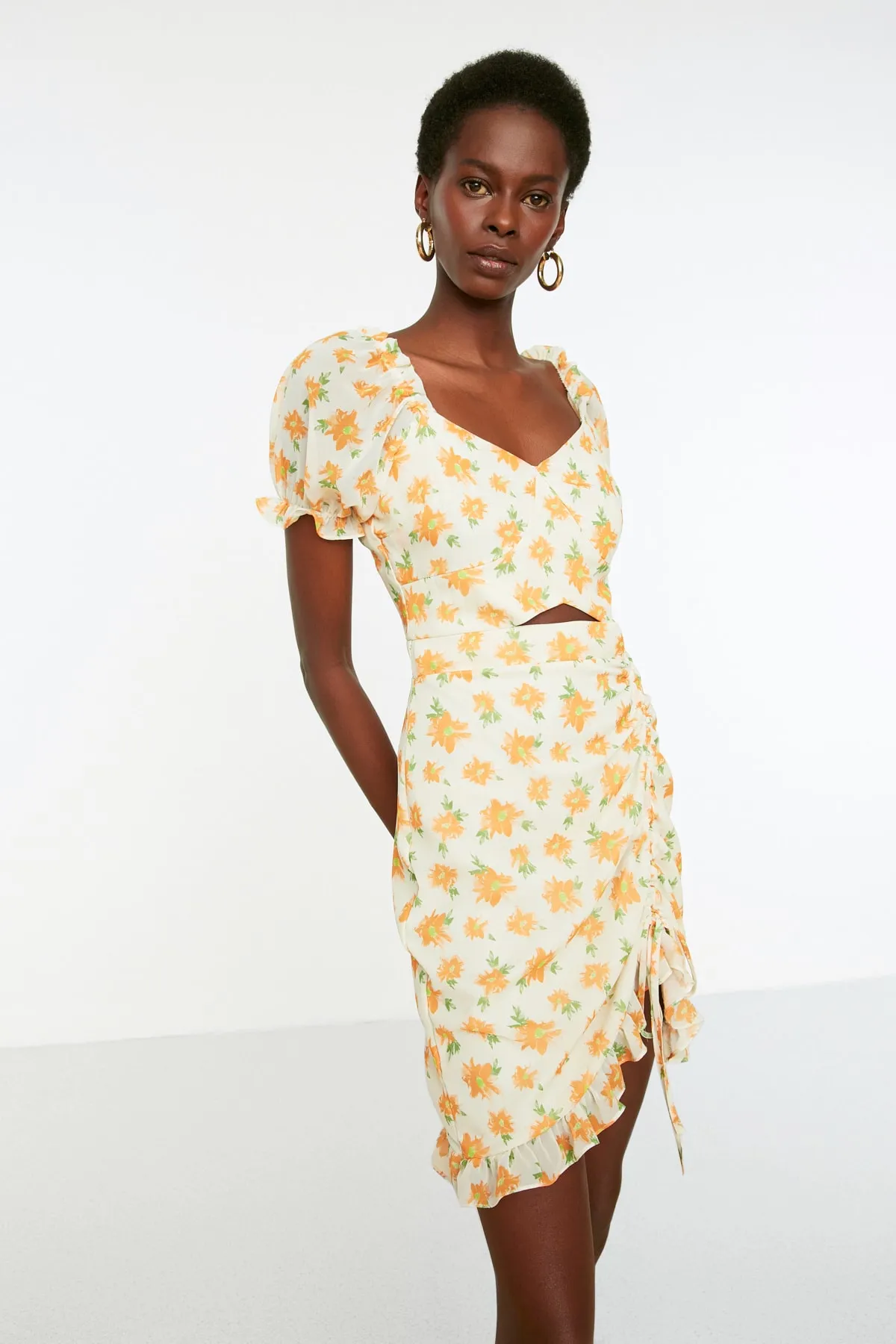 Trendyol Collection  Ecru gewebtes Mini-Webkleid mit Blumenfensterdetail TWOSS22EL0285