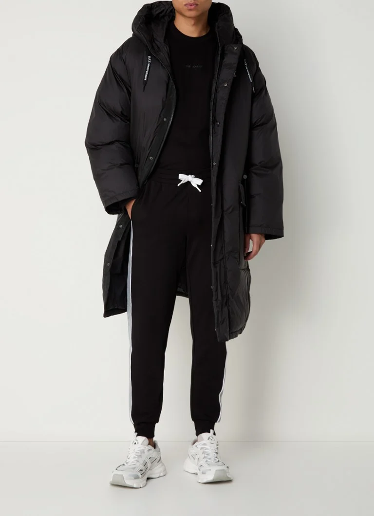 Jachetă matlasată Emporio Armani cu buzunare cusute și logo.
