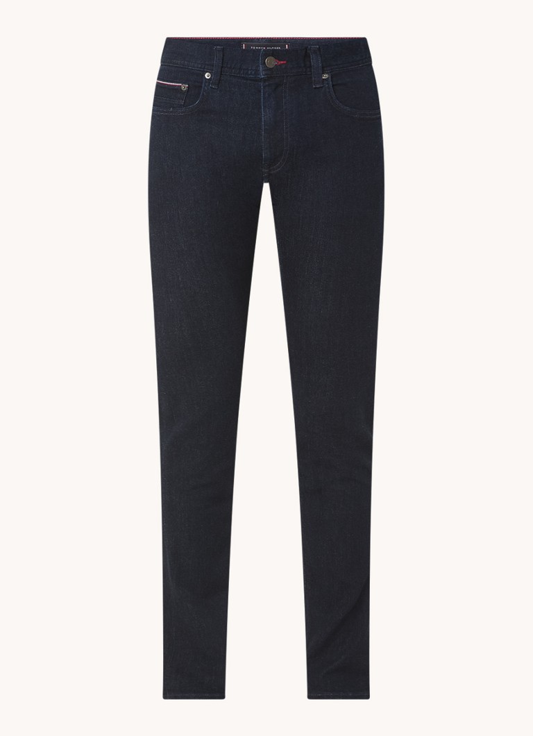 Calça jeans Tommy Hilfiger Core slim fit com lavagem escura e bolsos laterais.