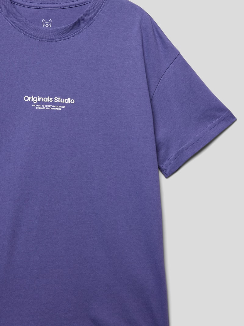 T-Shirt mit Label-Print in purple
