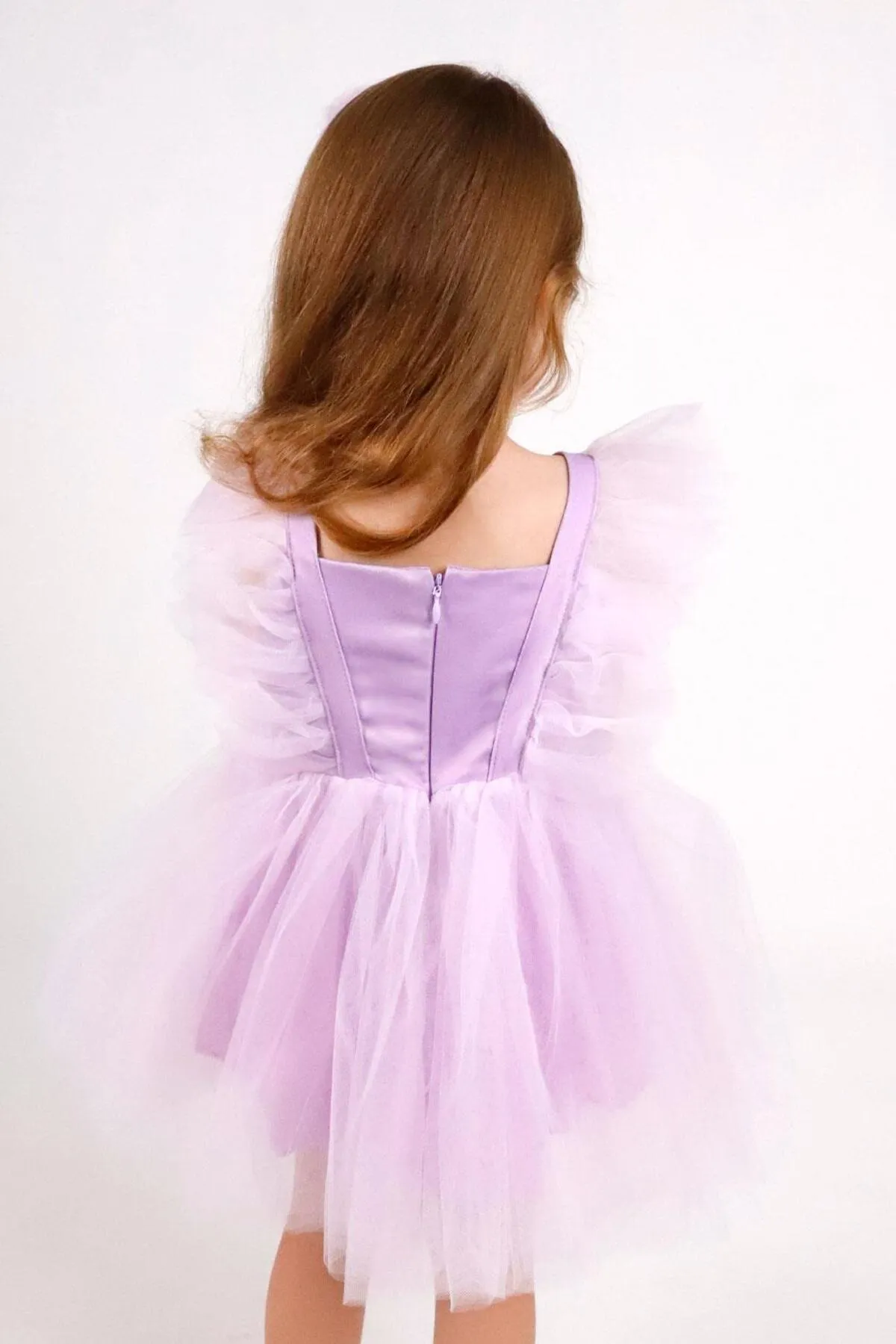 Le Mabelle  Lilafarbenes Mädchenkleid mit Tüllschultern – Caroline