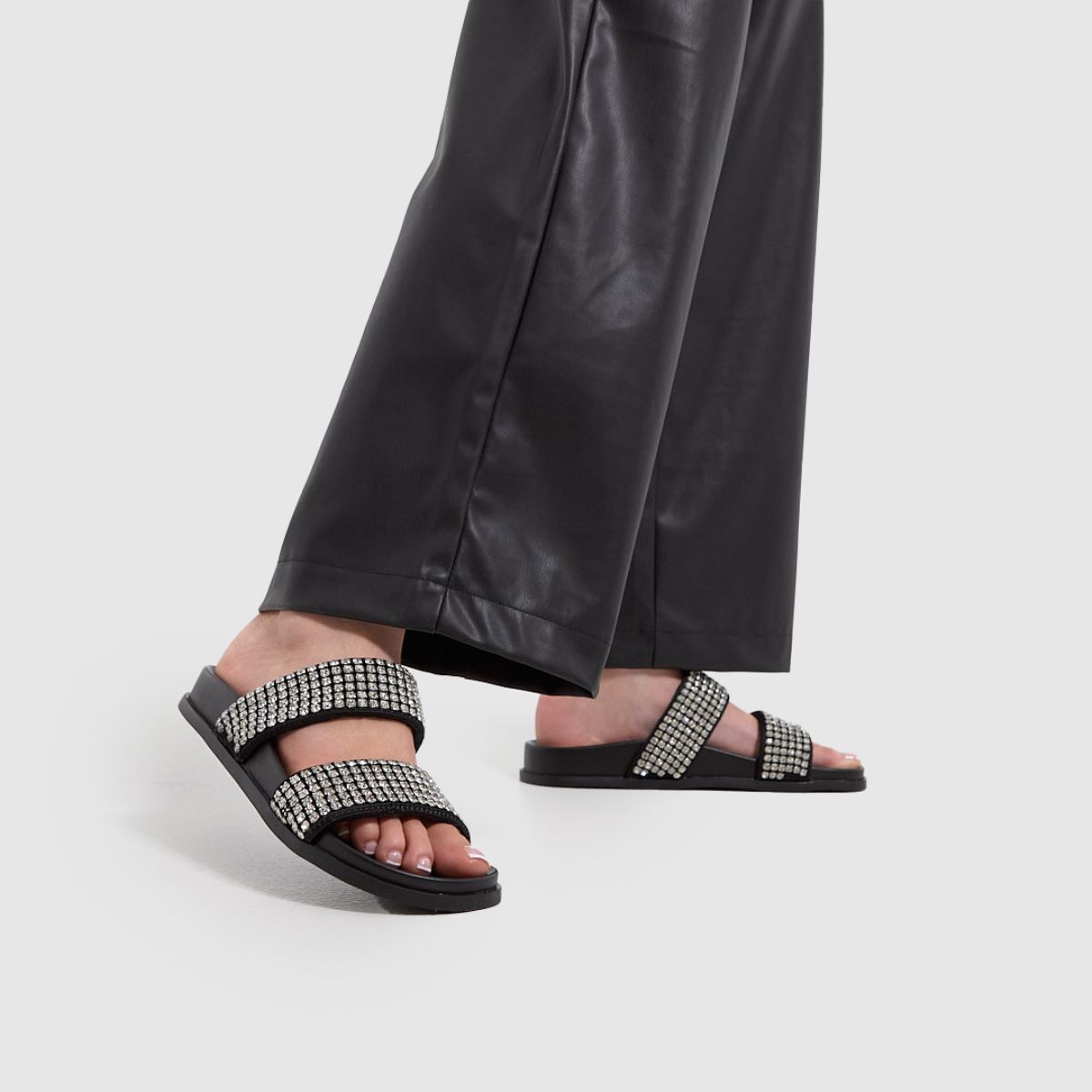 Schuh Tessie díszített öszvér szandál fekete színben