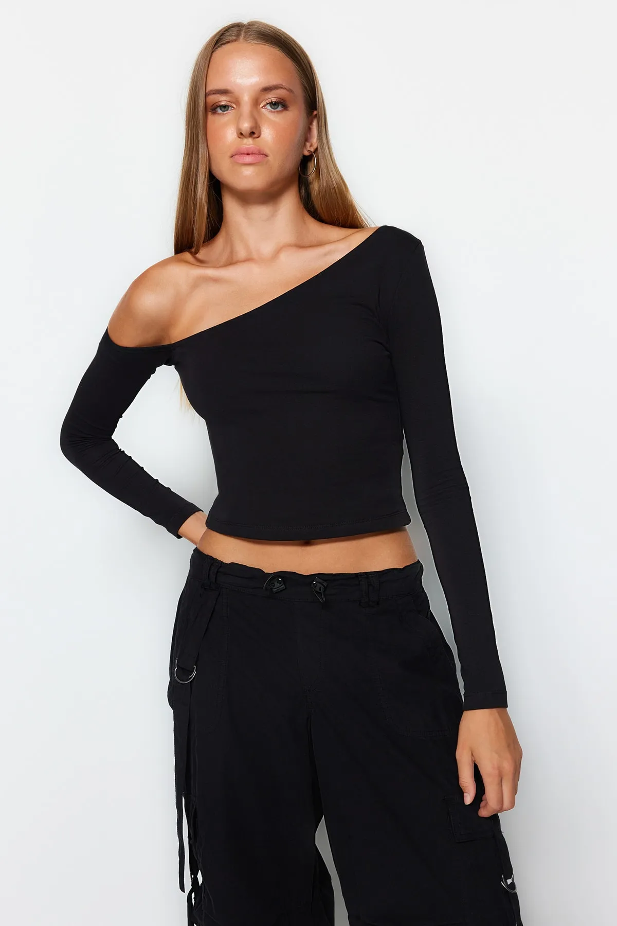 Trendyol Collection  Schwarze One-Shoulder-Baumwoll-Stretch-Bluse mit kurzem Schnitt TWOAW24BZ00099