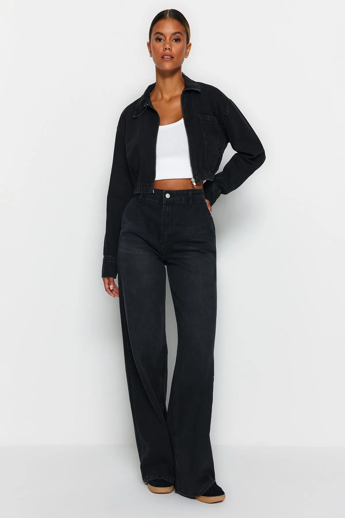 Trendyol Collection  Schwarze Jeans mit hoher Taille und weitem Bein und Taschendetail TWOAW24JE00019