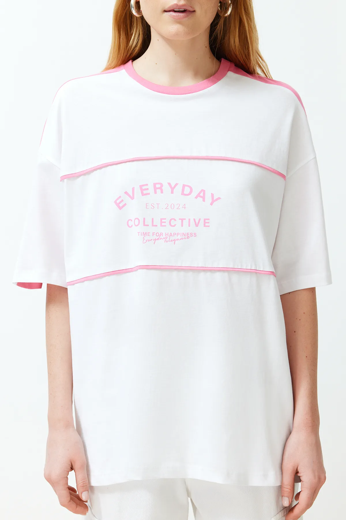 Trendyol Collection  Weißes, übergroßes/weites Strick-T-Shirt aus 100 % Baumwolle mit Farbblock und Slogan TWOSS24TS00132