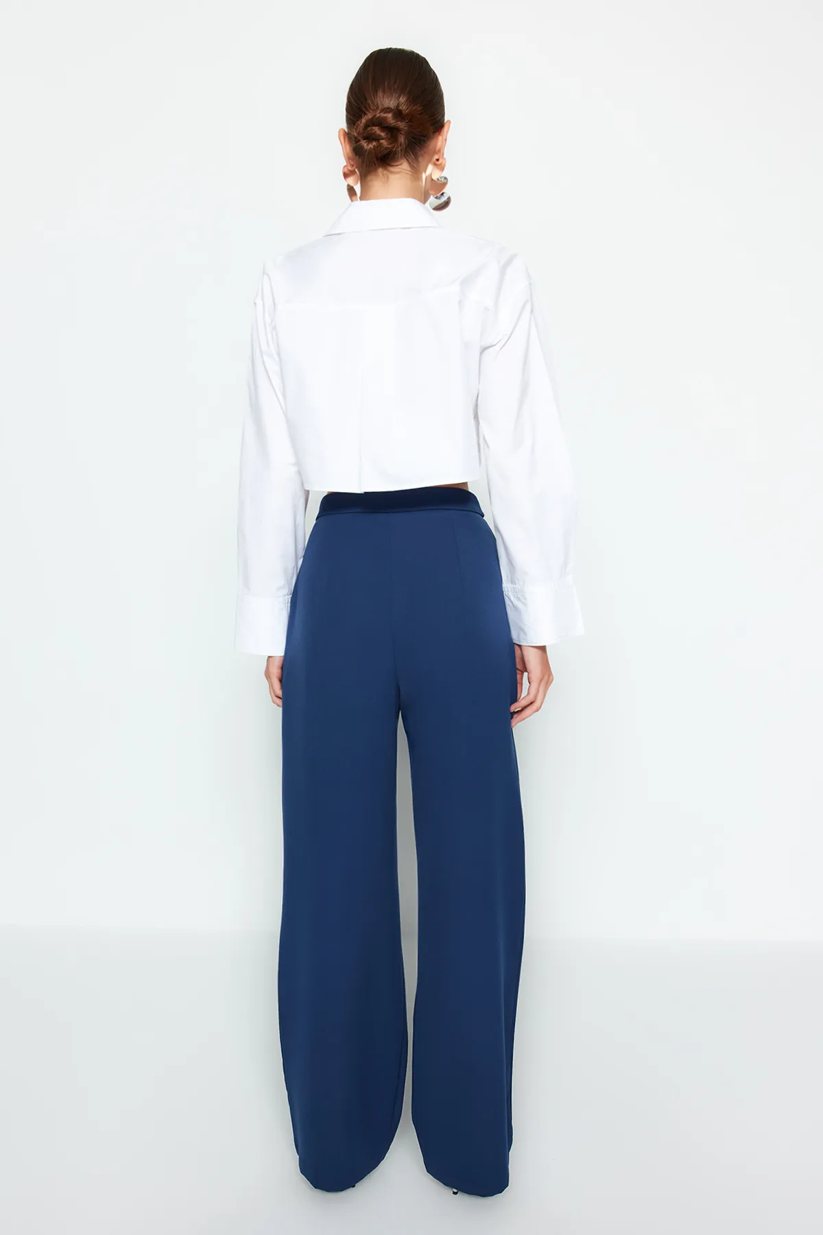 Trendyol Collection  Marineblaue gewebte Hose mit weitem Bein, weitem Bein und hoher Taille TWOAW22PL0066