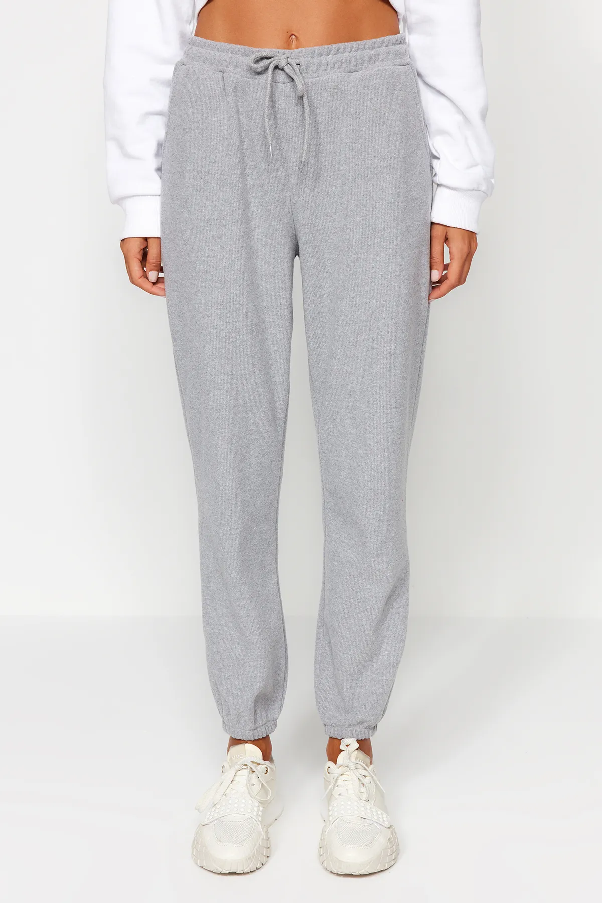 Trendyol Collection  Graue Thessaloniki-Sport-Jogginghose mit bequemer Passform und Taschenstrick TWOAW21EA0168
